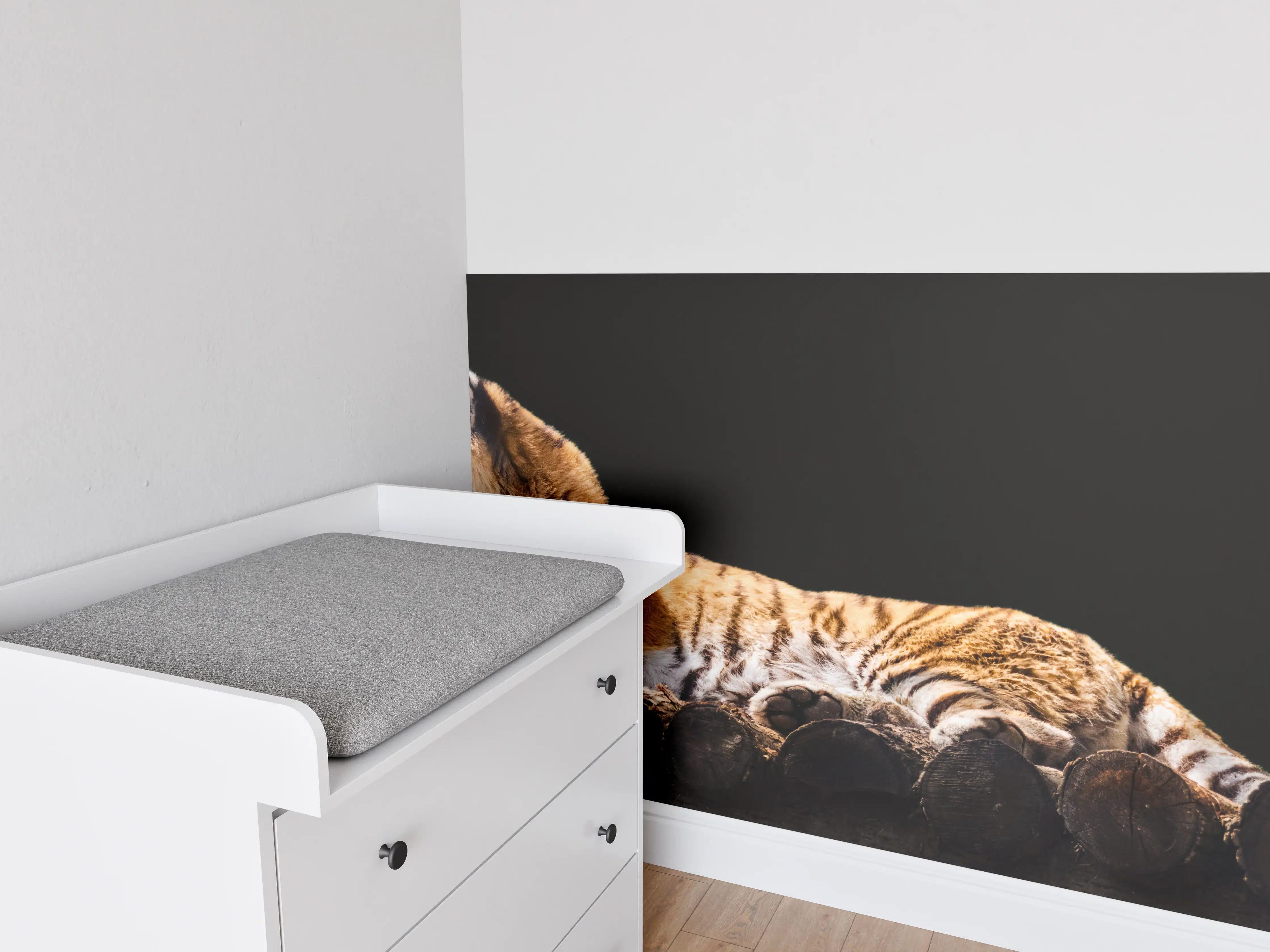 Babyzimmer Wandgestaltung - Amurtiger liegend auf Holzdeck mit Schwarzem Hintergrund