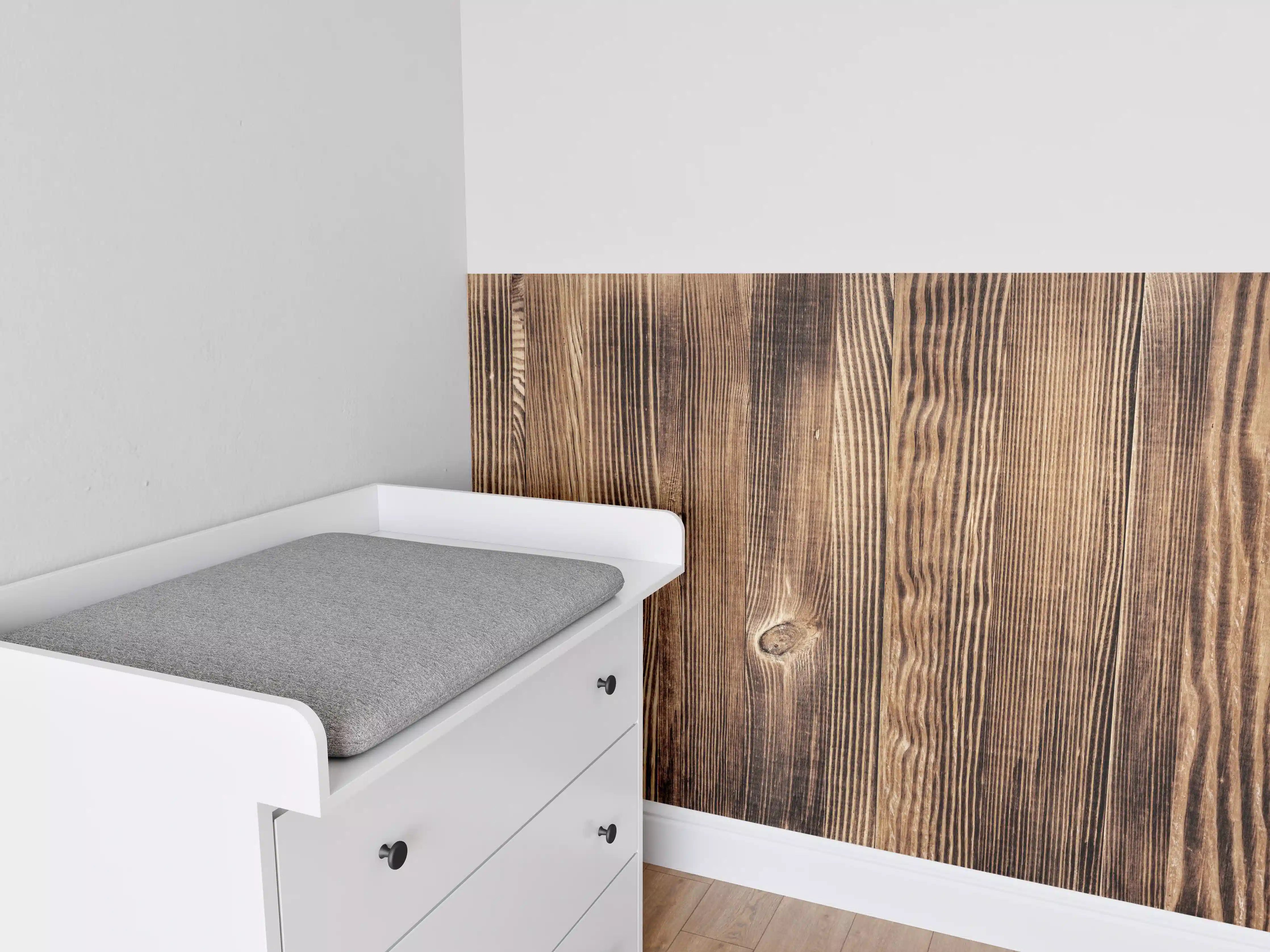 Babyzimmer Wandgestaltung - Angebrannte Naturholzplatte