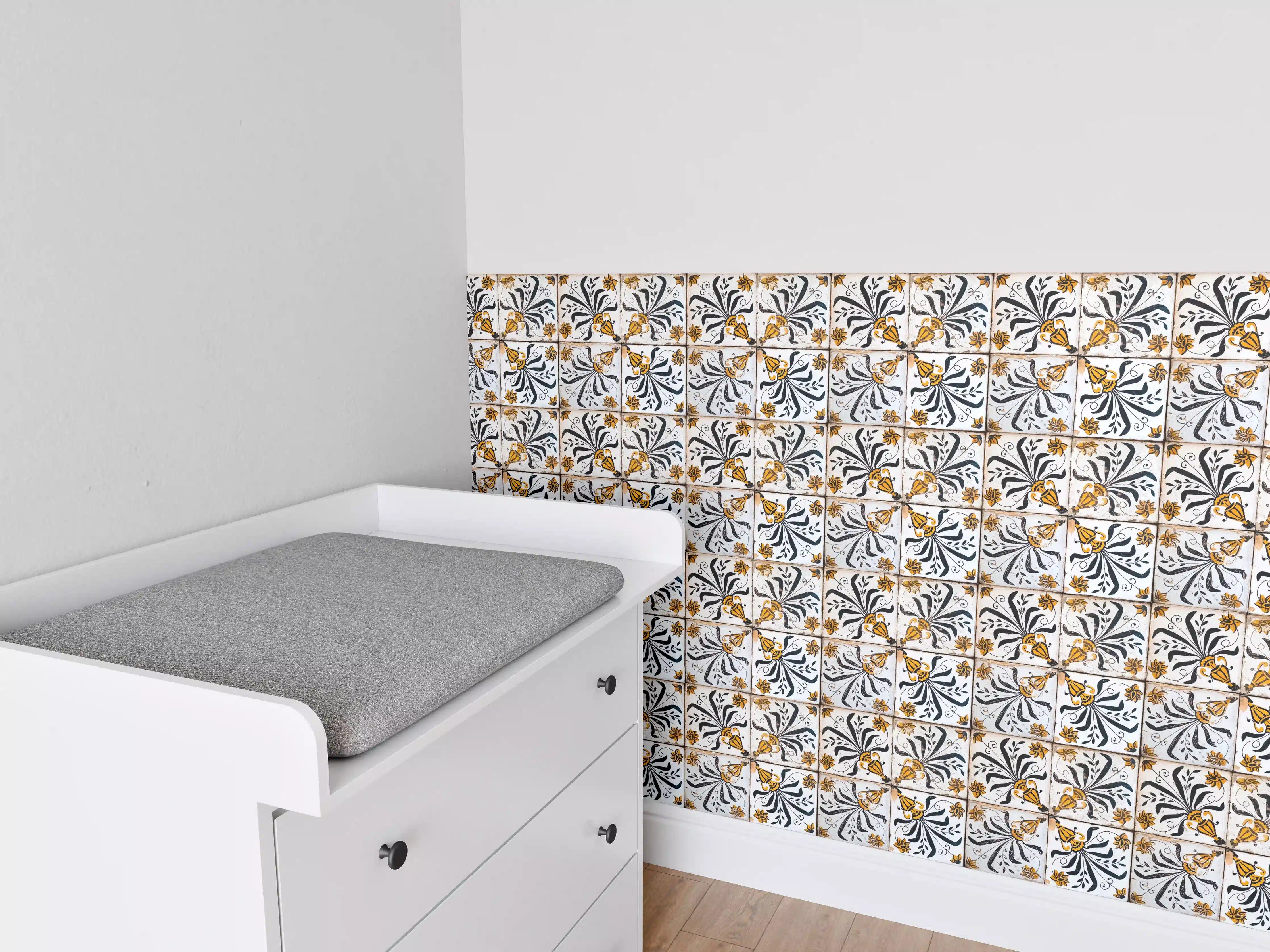 Babyzimmer Wandgestaltung - Antike Fliesenmuster in Blau und Gold