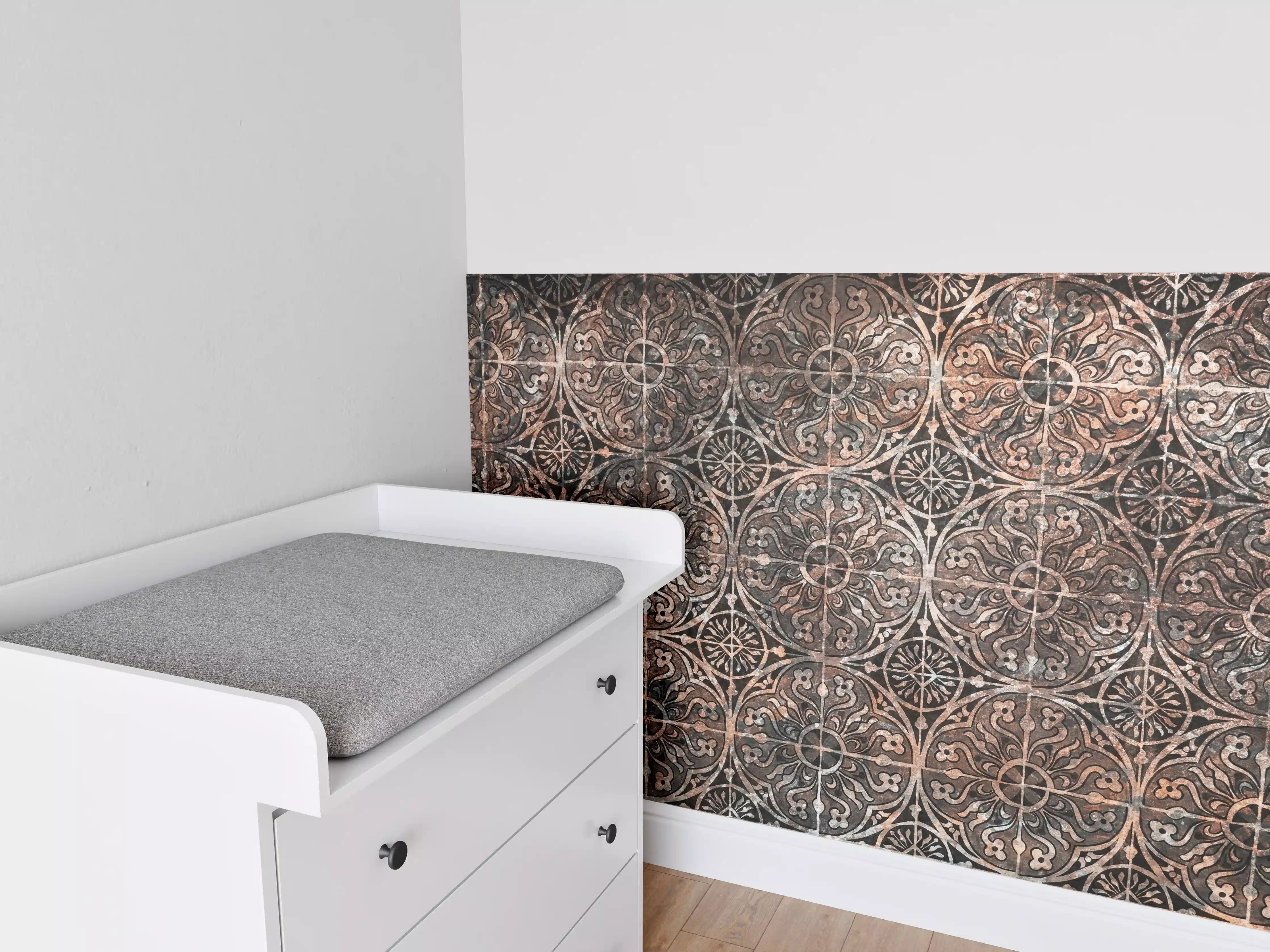 Babyzimmer Wandgestaltung - Antike Fliesenmuster in Erdtönen