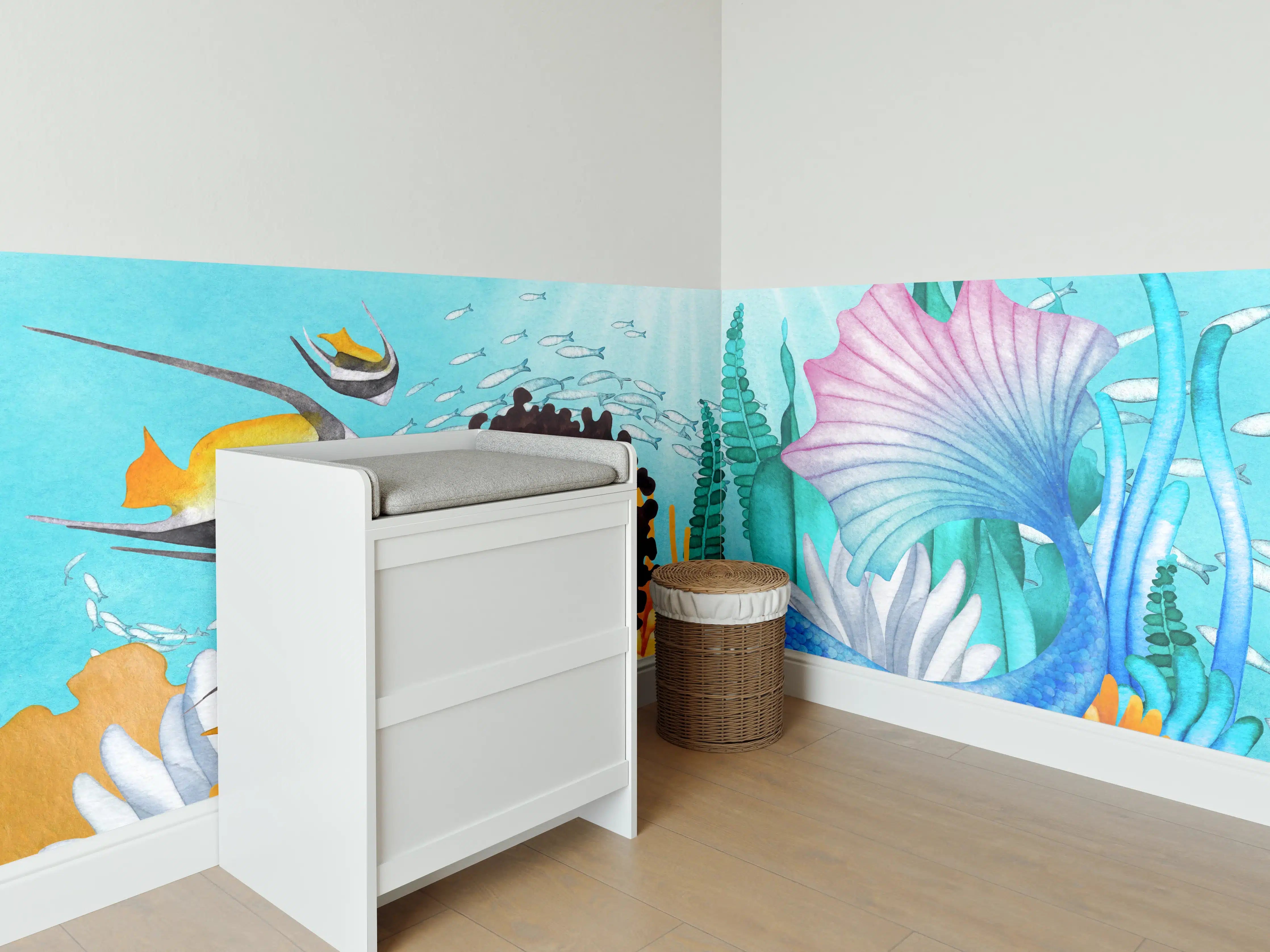 Babyzimmer Wandgestaltung - Aquarell Meerjungfrau liegt am Boden des Ozean
