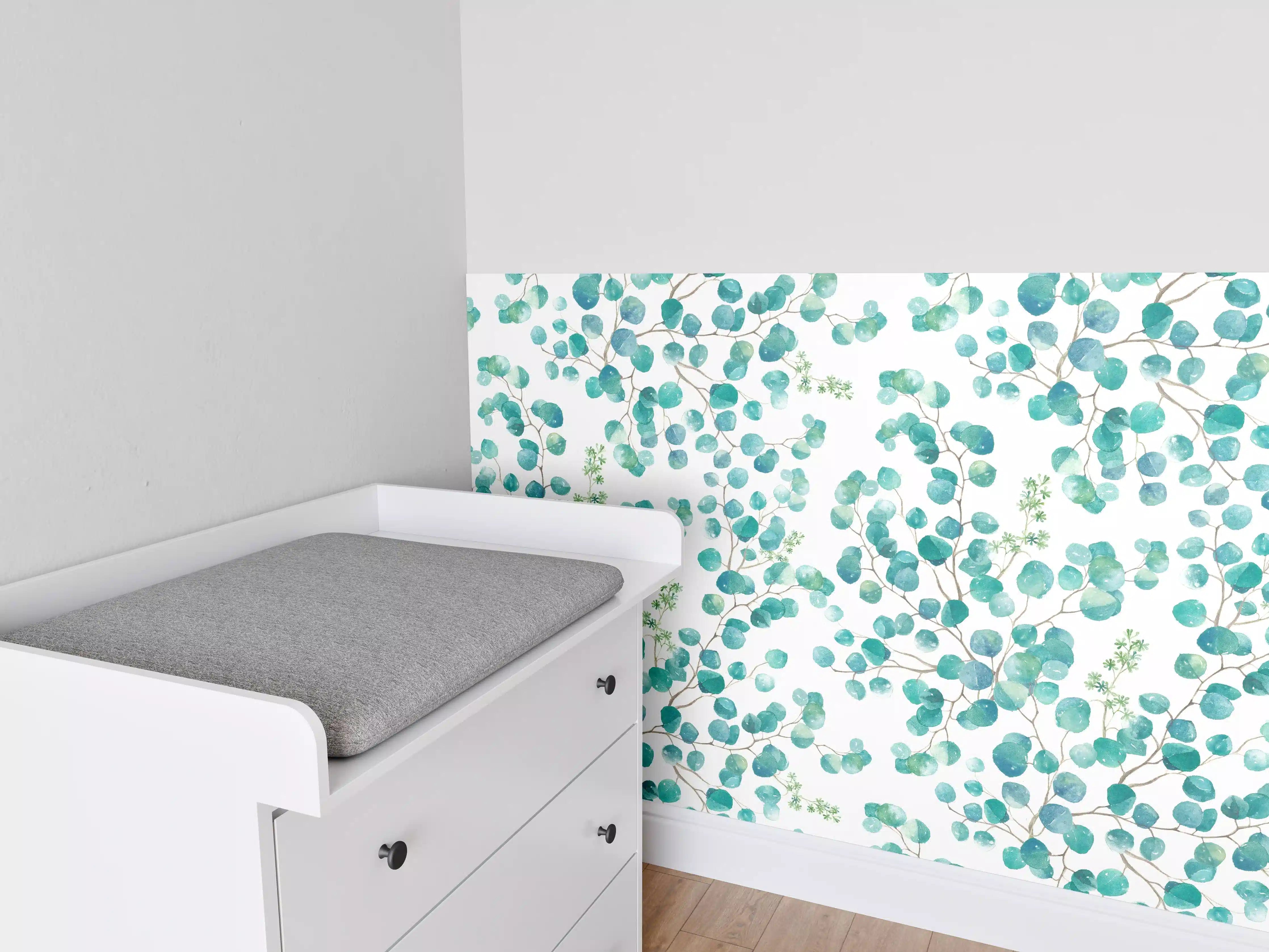 Babyzimmer Wandgestaltung - Aquarellhafte Eukalyptus-Blätter in Blau und Grün