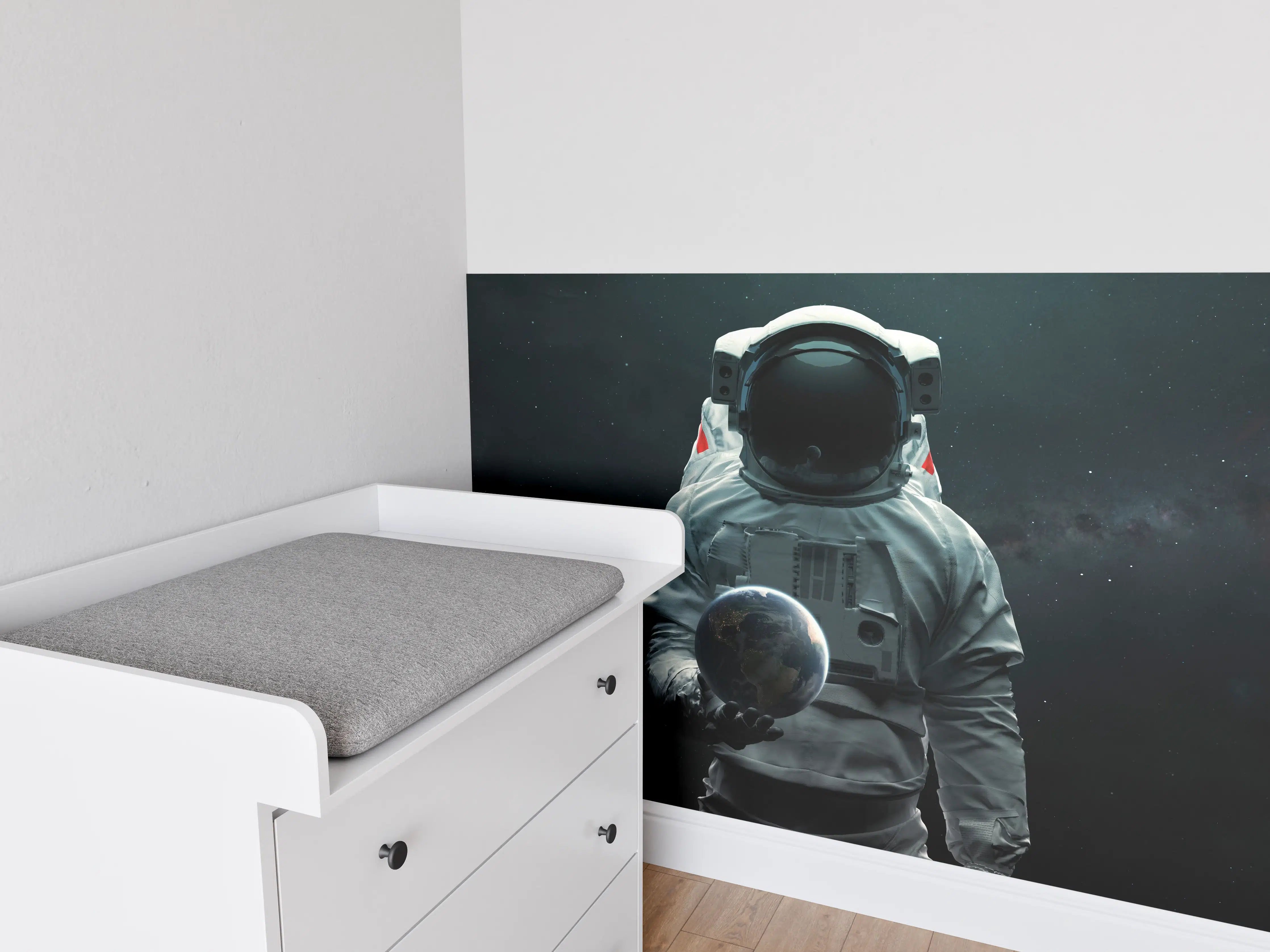 Babyzimmer Wandgestaltung - Astronaut mit Erdkugel Kunstwerk