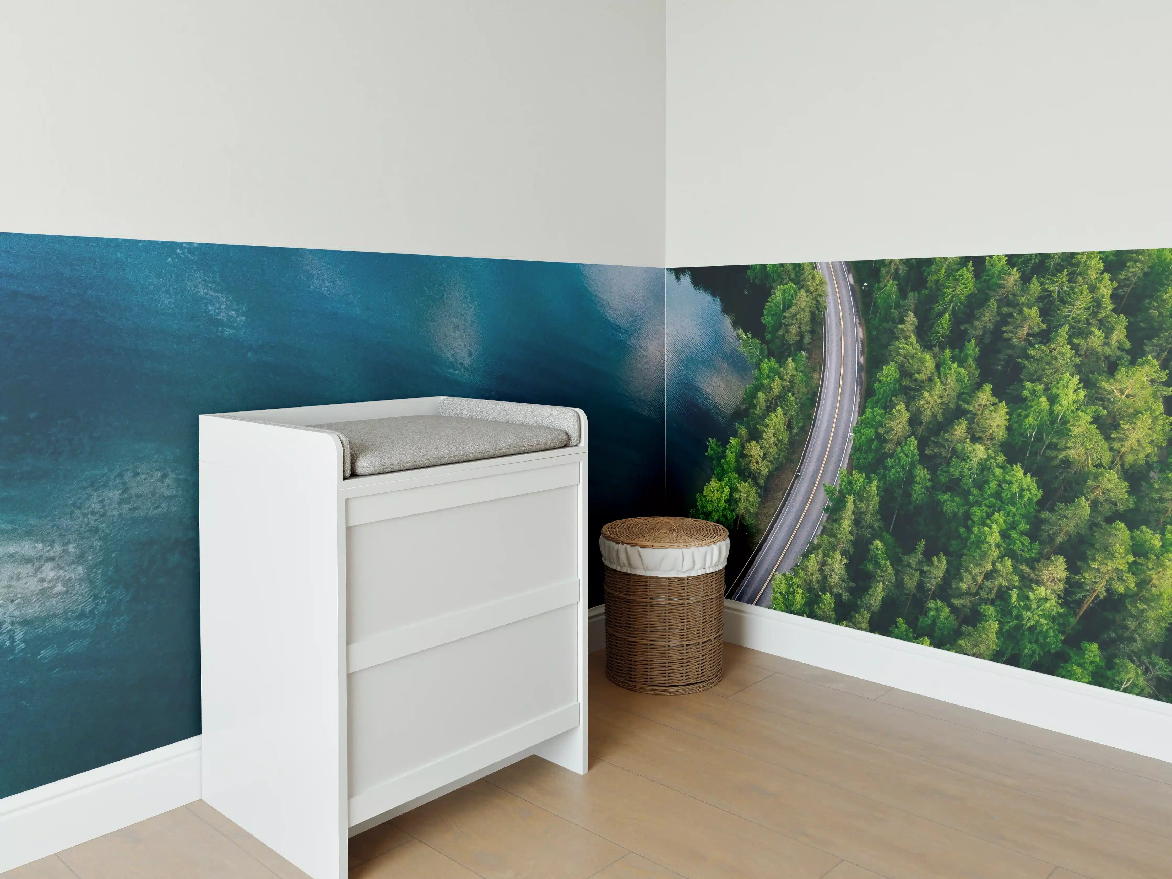 Babyzimmer Wandgestaltung - Atemberaubende Naturaufnahme mit See und Wald
