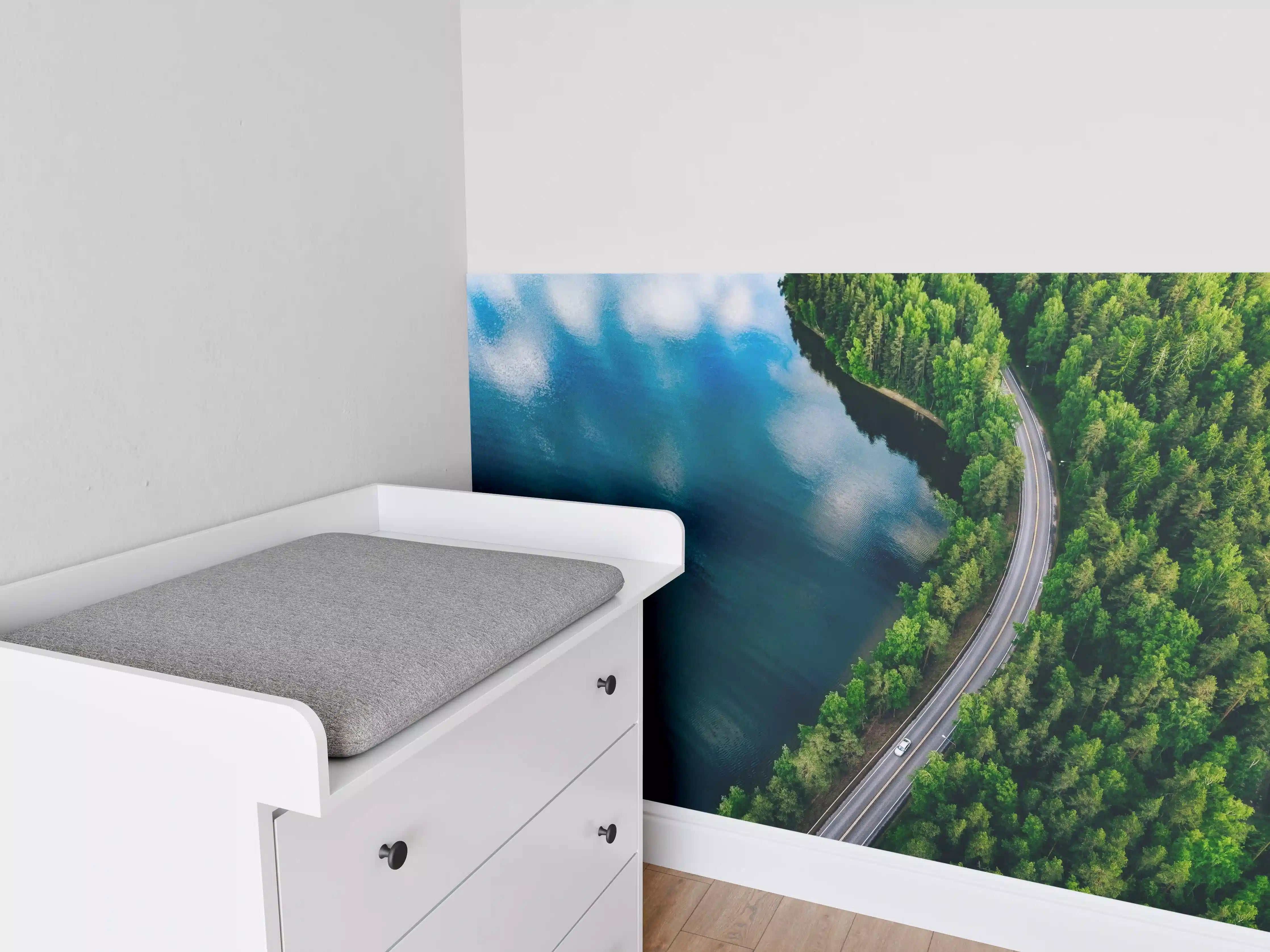 Babyzimmer Wandgestaltung - Atemberaubende Naturaufnahme mit See und Wald