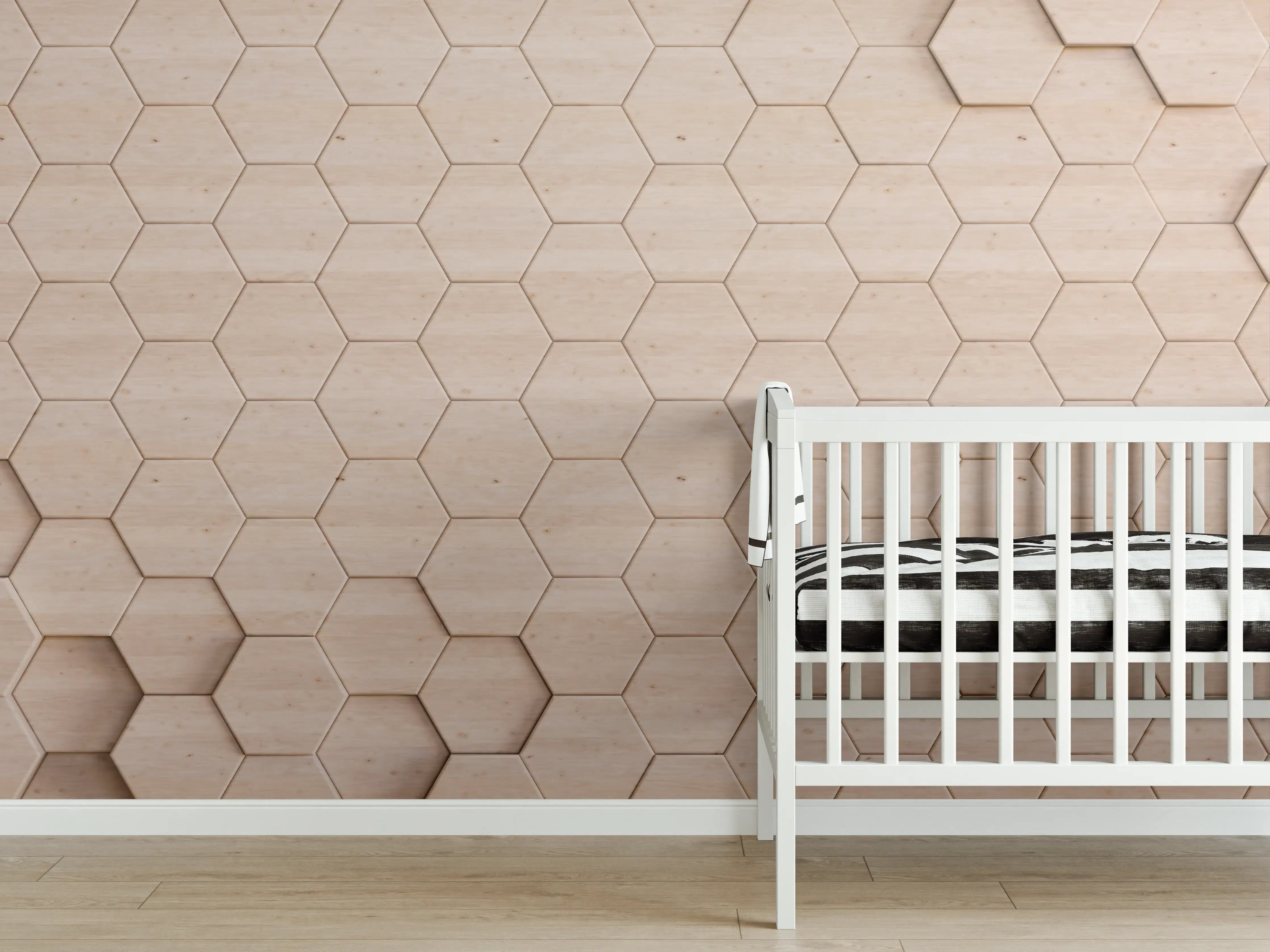 Babyzimmer Wandgestaltung - Auffällige Holzwand mit Hexagon-Muster in Naturtönen