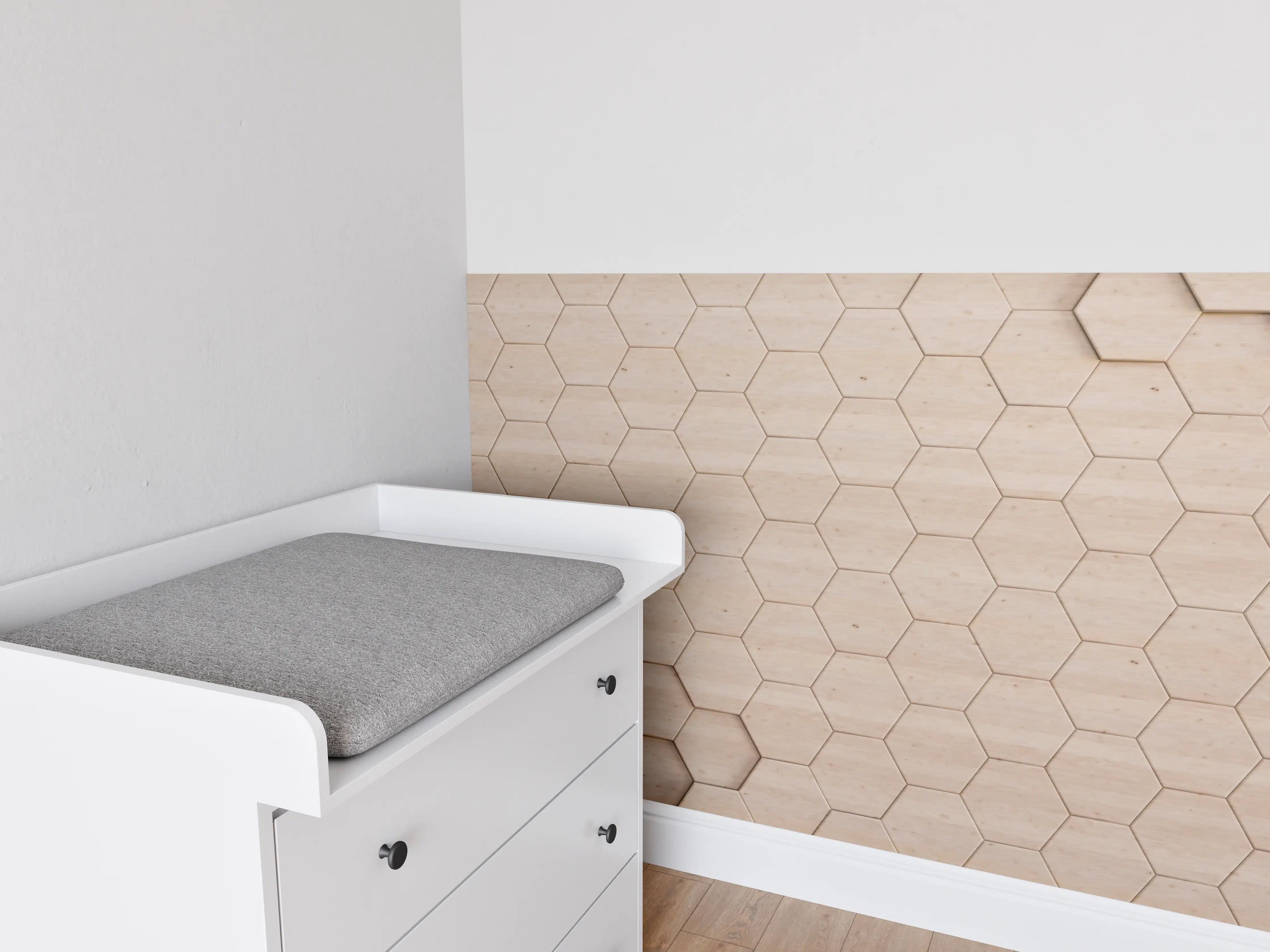 Babyzimmer Wandgestaltung - Auffällige Holzwand mit Hexagon-Muster in Naturtönen