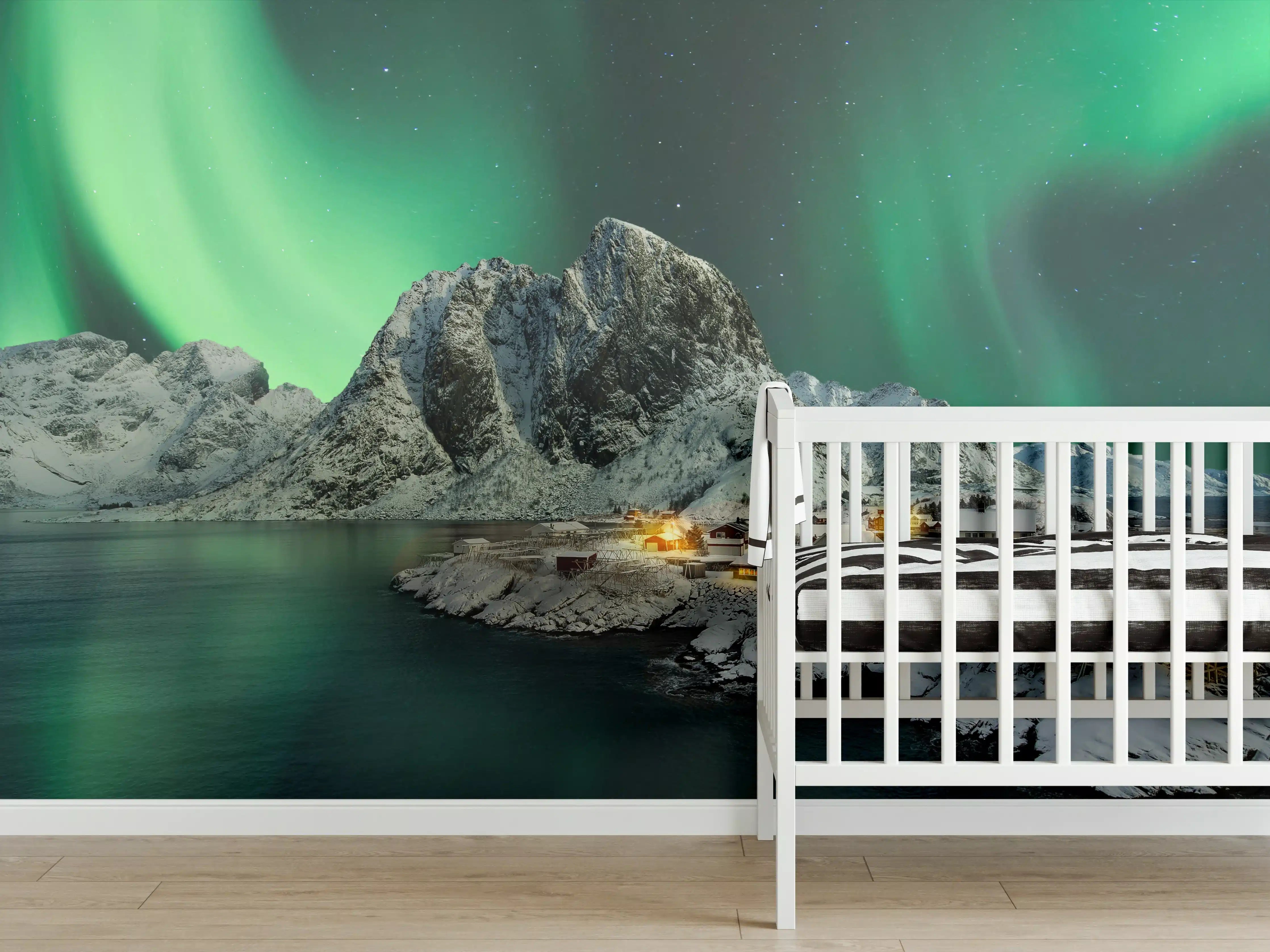 Babyzimmer Wandgestaltung - Aurora Borealis über verschneitem Dorf