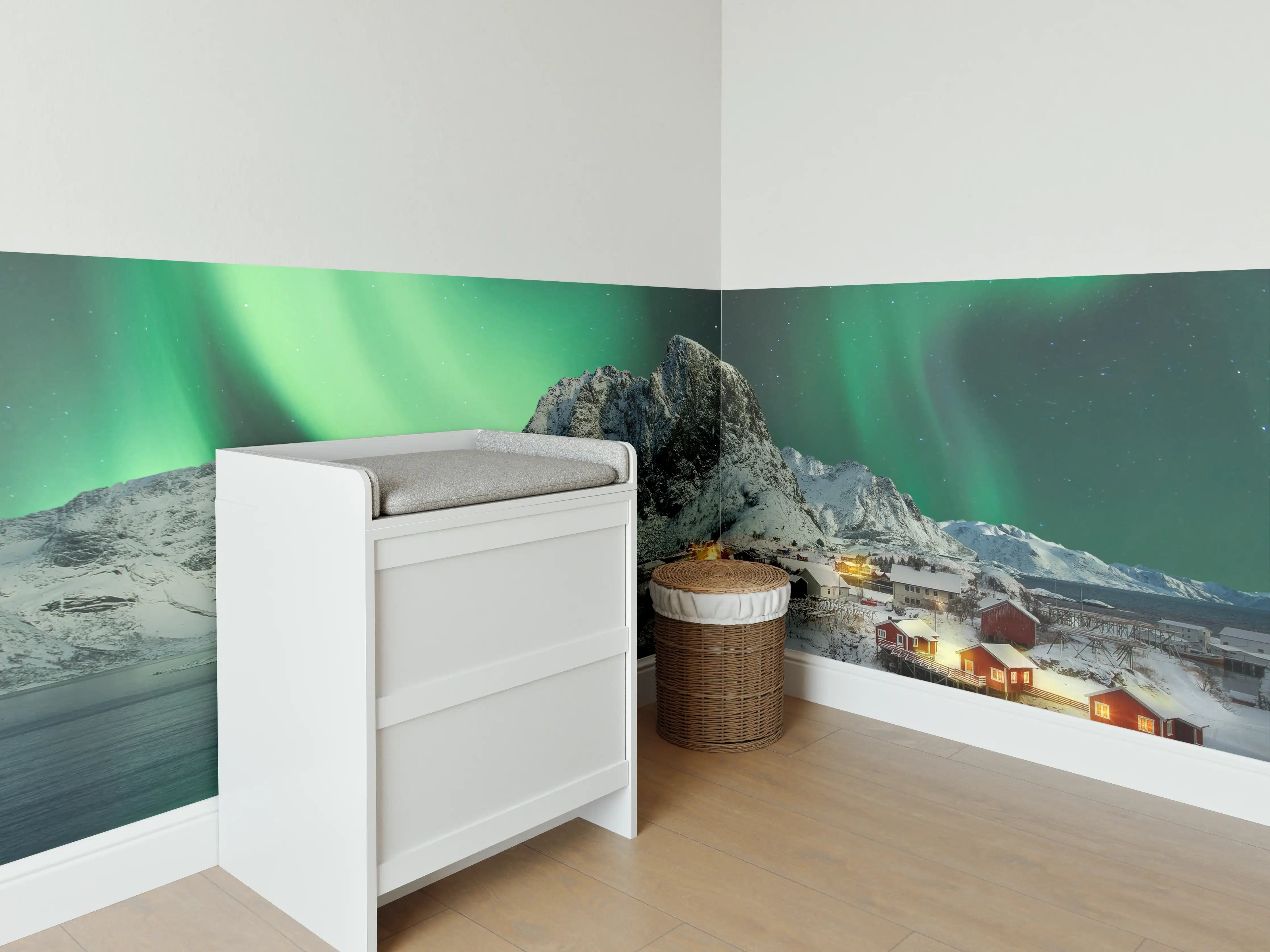 Babyzimmer Wandgestaltung - Aurora Borealis über verschneitem Dorf