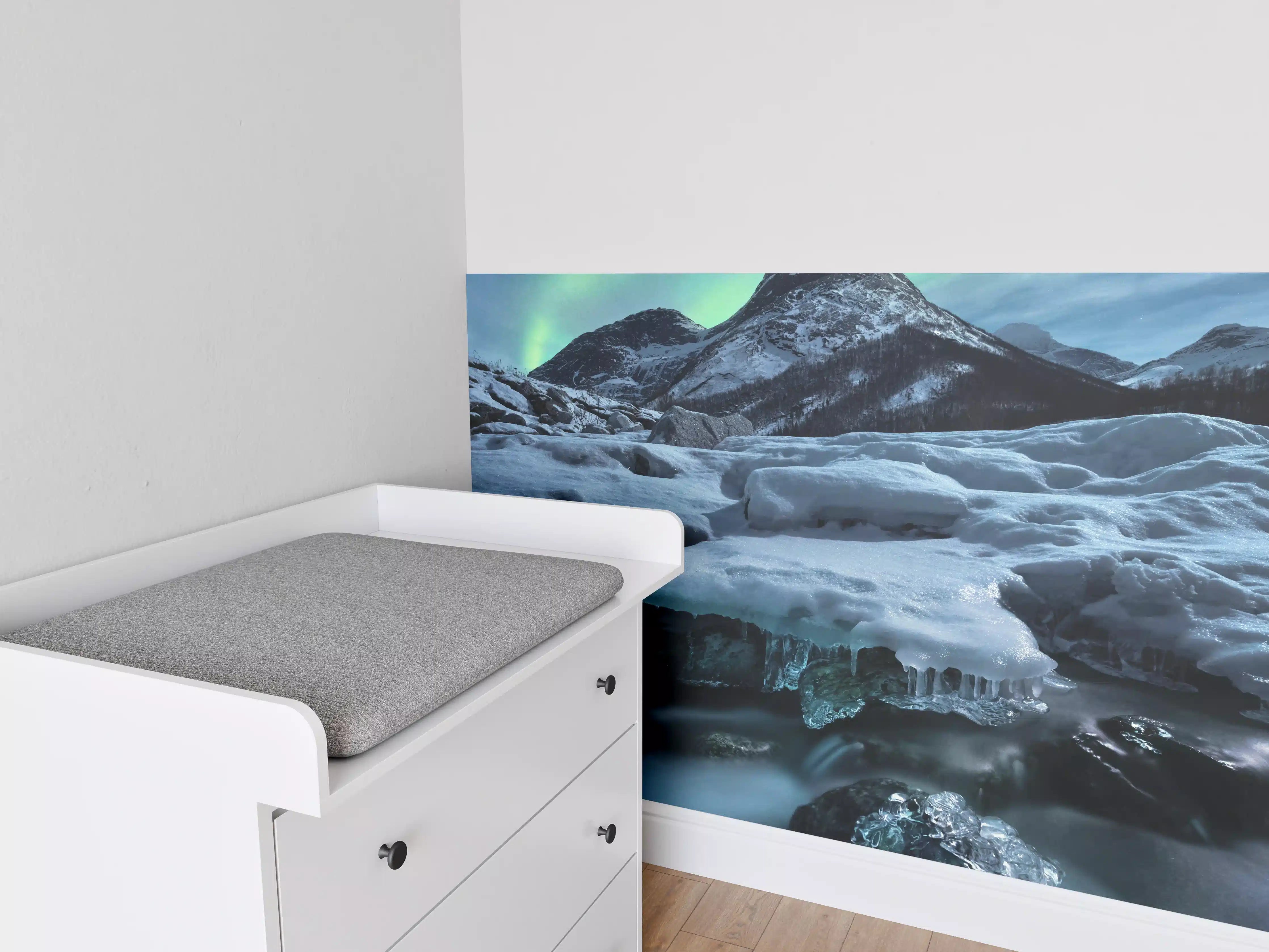 Babyzimmer Wandgestaltung - Aurora über Eisbergspitze