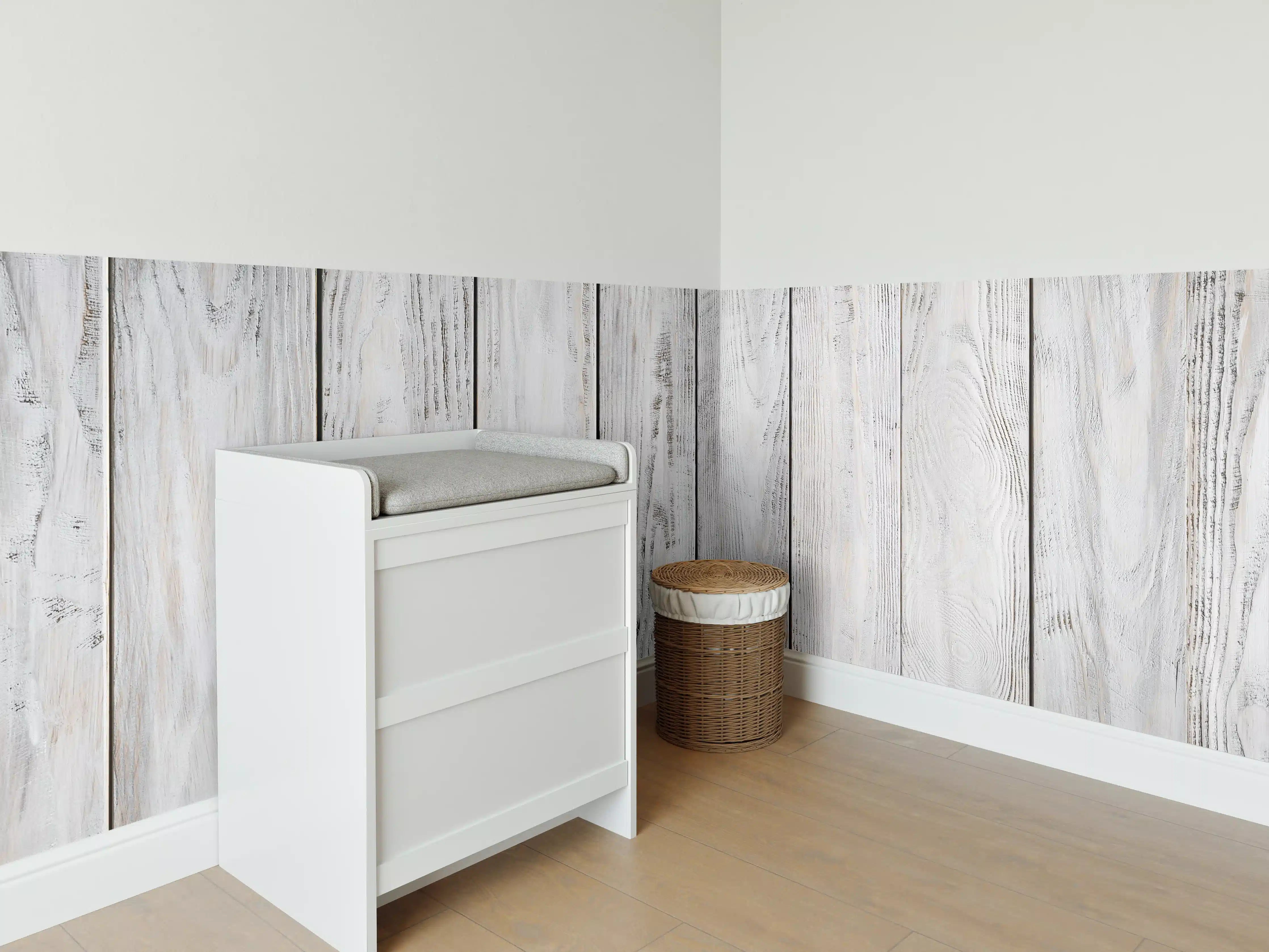 Babyzimmer Wandgestaltung - Authentisch weiß lackierte Bretter