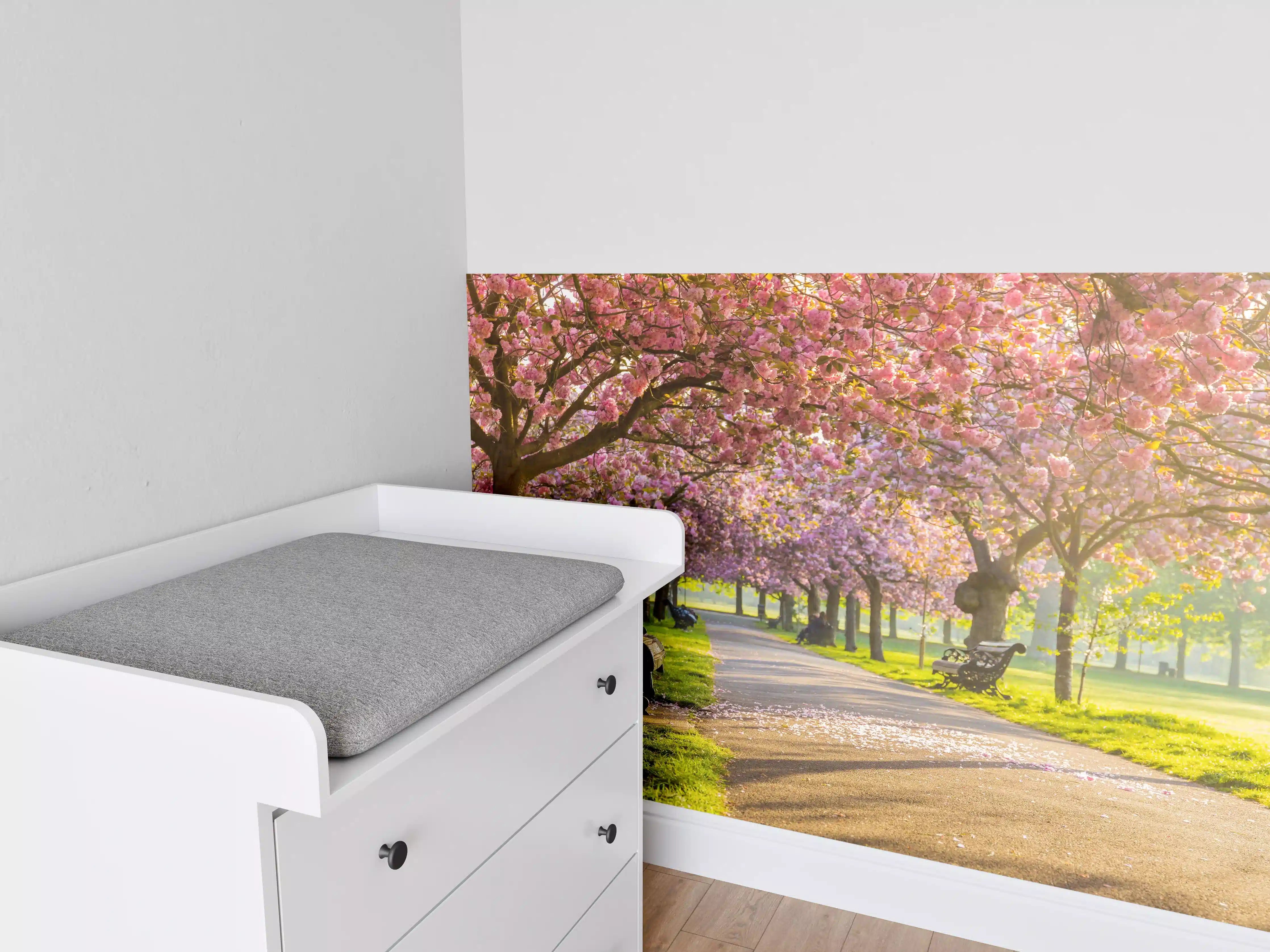Babyzimmer Wandgestaltung - Bänke unter Kirschblütenbäumen