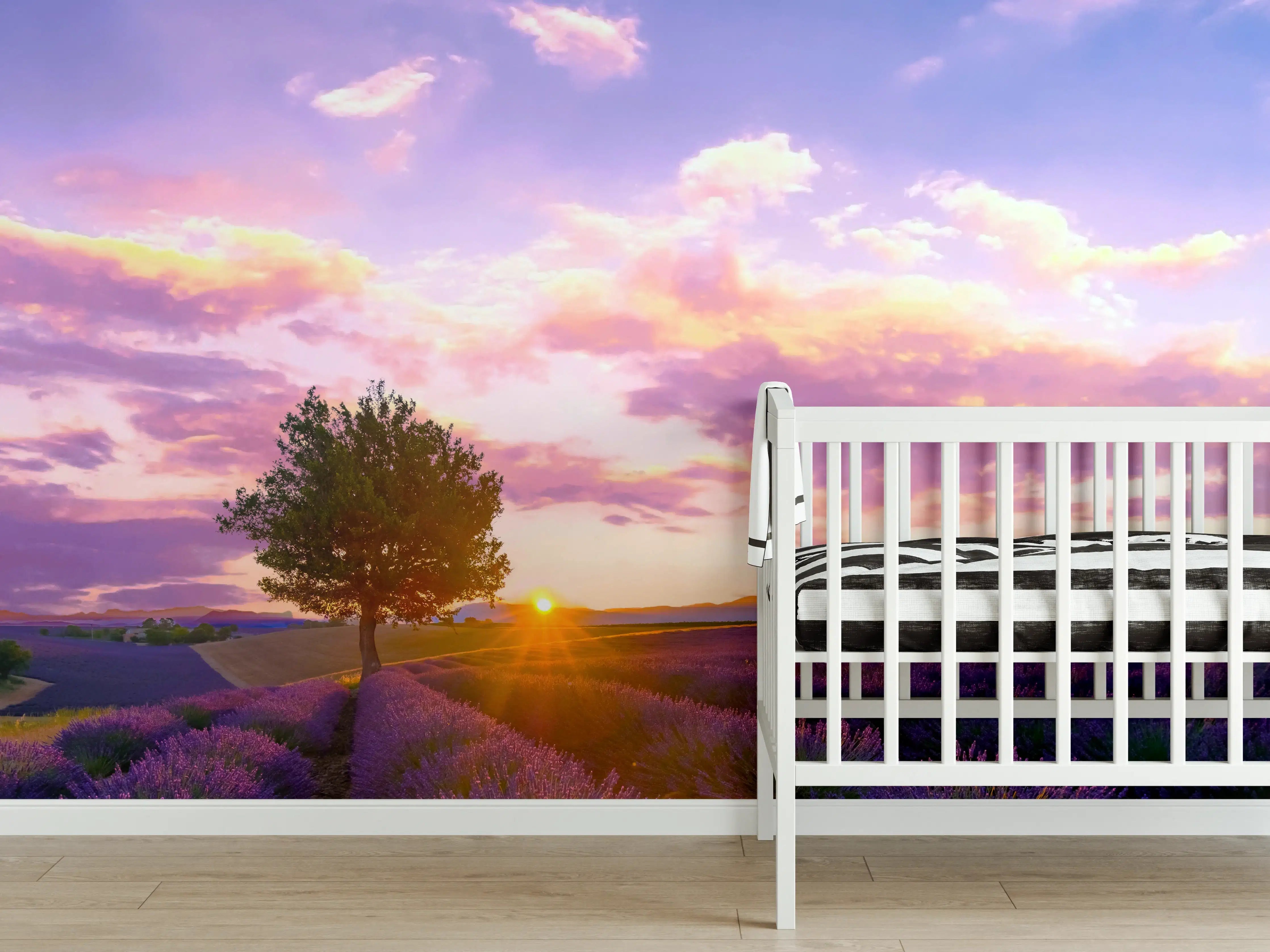 Babyzimmer Wandgestaltung - Baum im Lavendelfeld bei Sonnenuntergang in der Provence