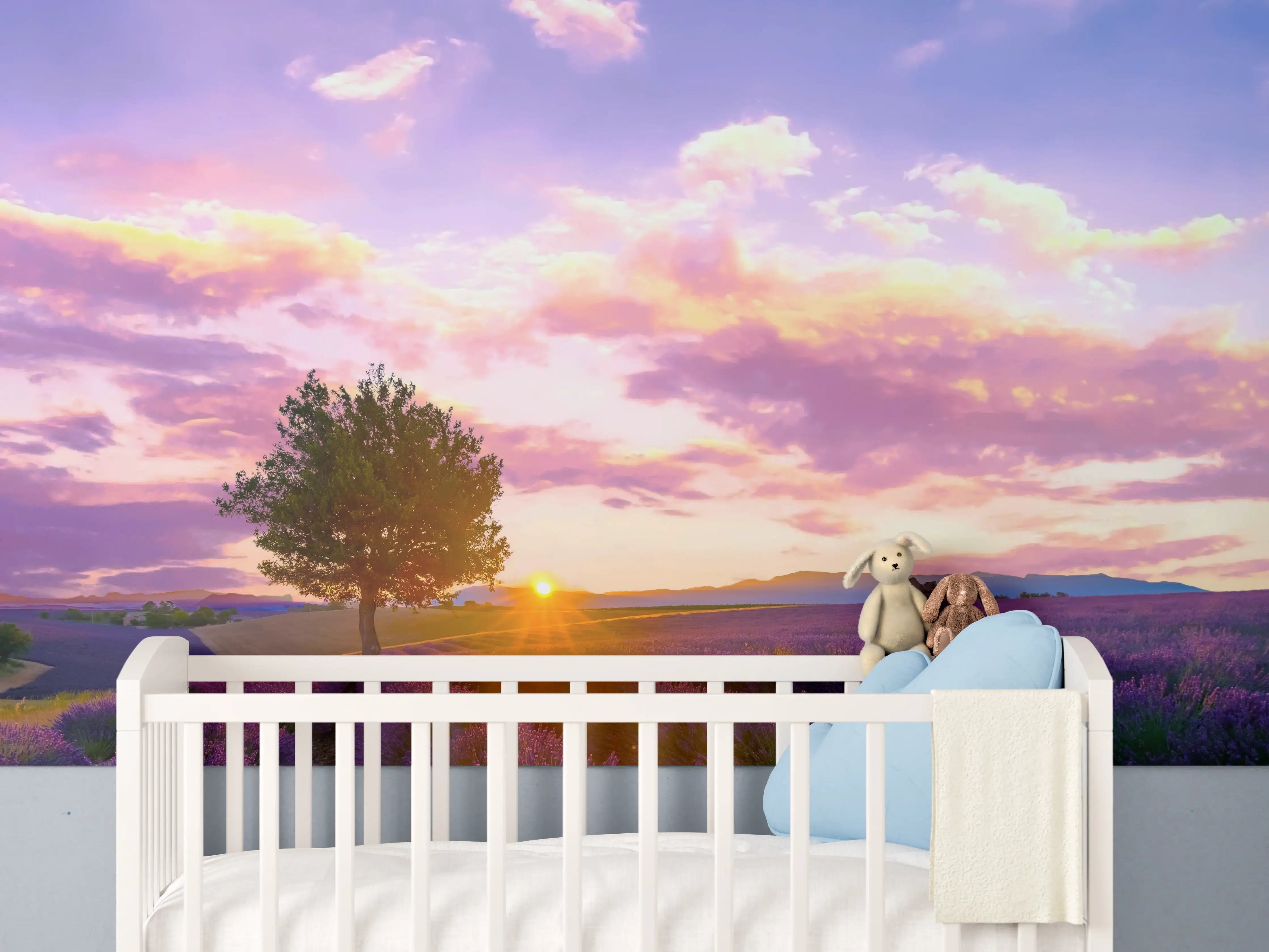 Babyzimmer Wandgestaltung - Baum im Lavendelfeld bei Sonnenuntergang in der Provence