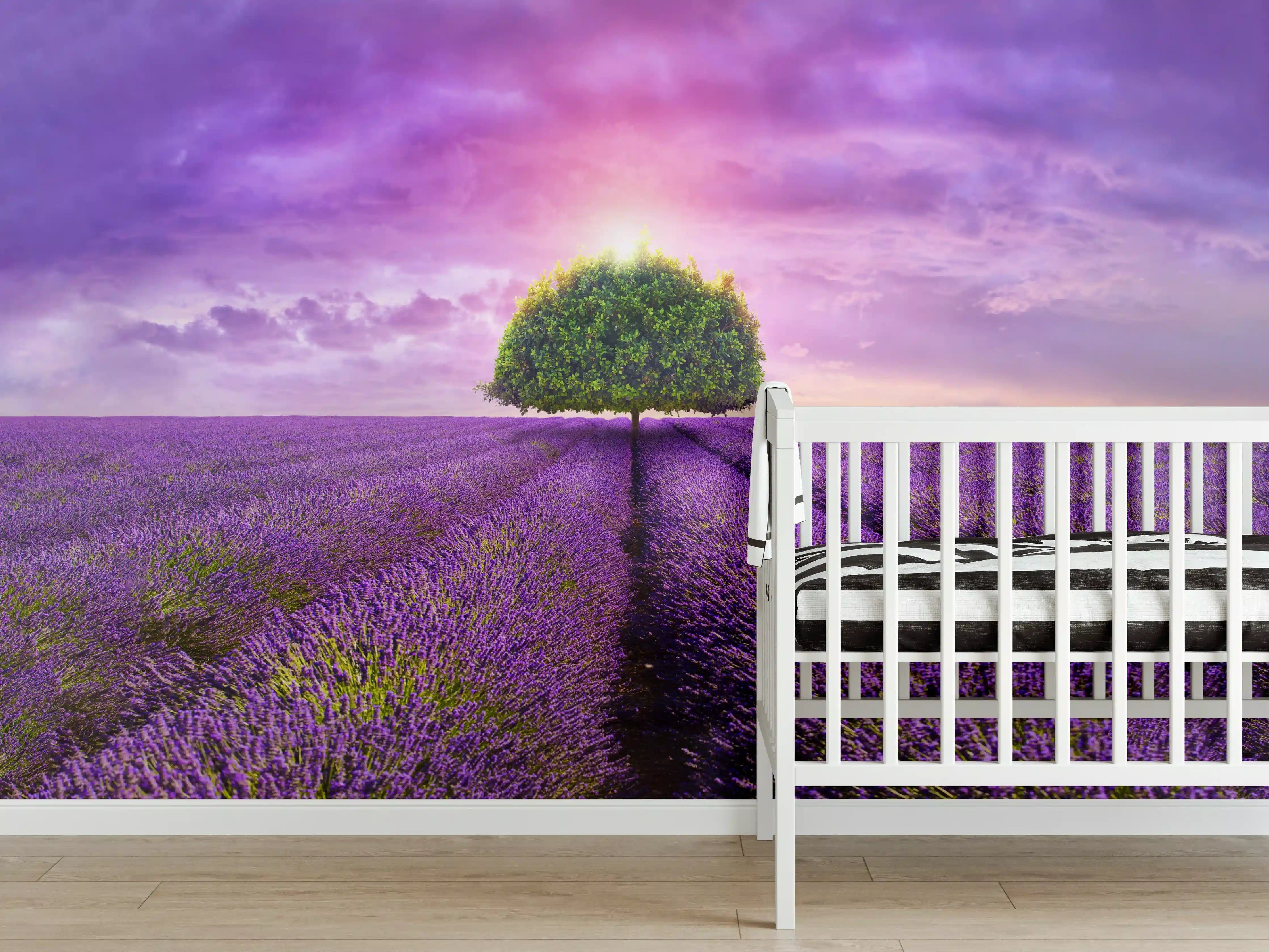 Babyzimmer Wandgestaltung - Baum im schönen lavendel Feld