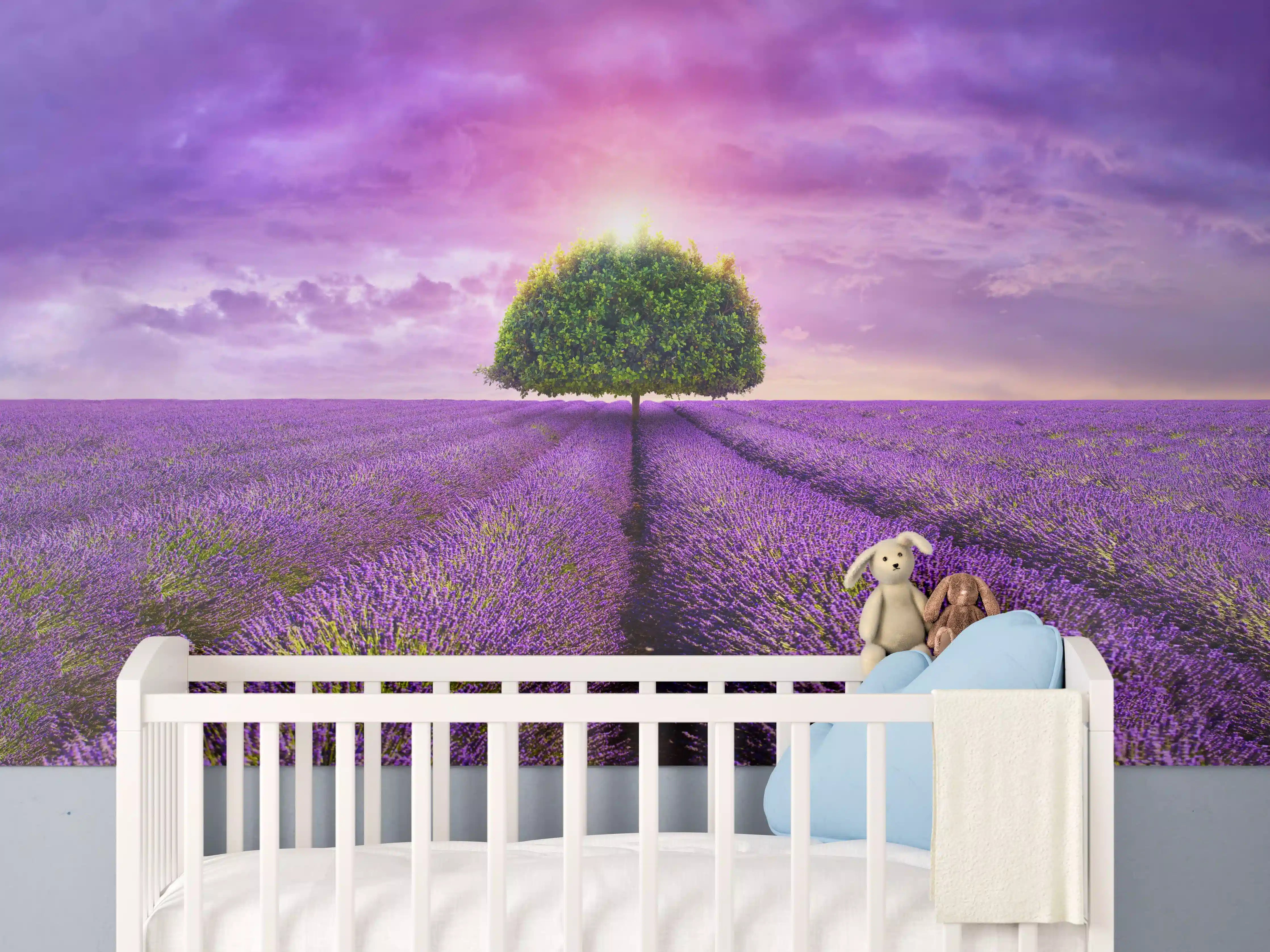 Babyzimmer Wandgestaltung - Baum im schönen lavendel Feld