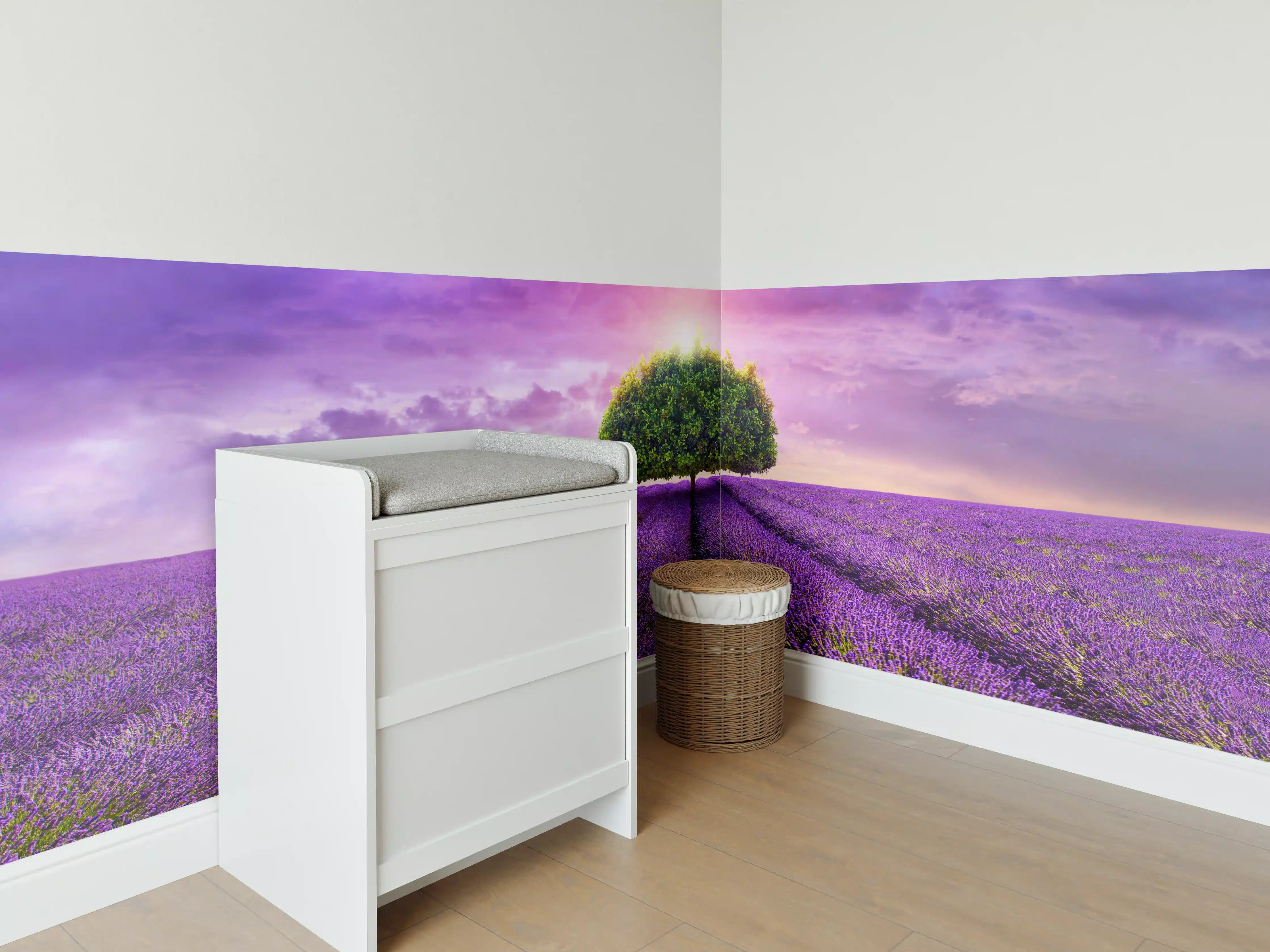 Babyzimmer Wandgestaltung - Baum im schönen lavendel Feld