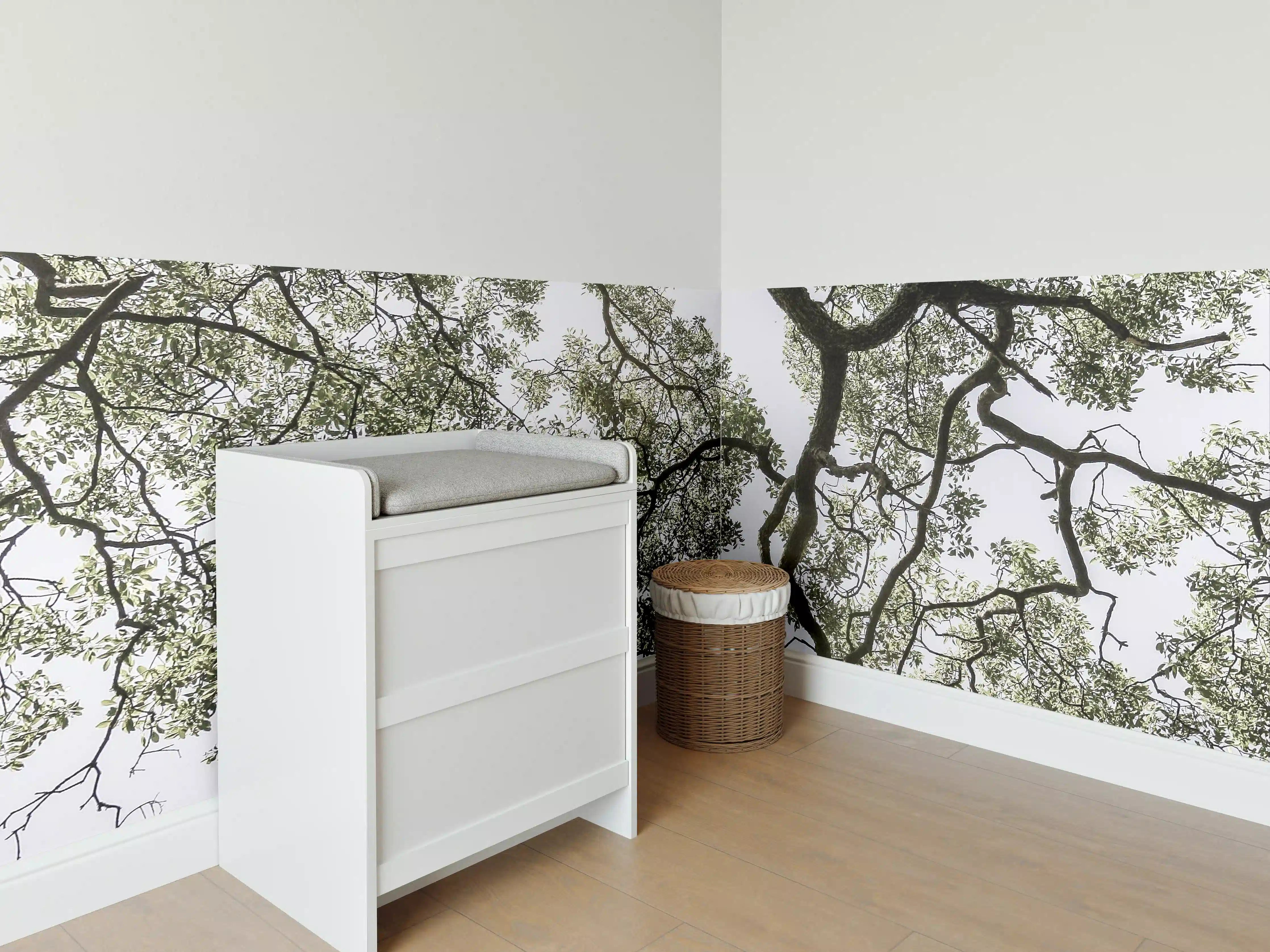 Babyzimmer Wandgestaltung - Baumkrone mit grünen Blättern und Ästen