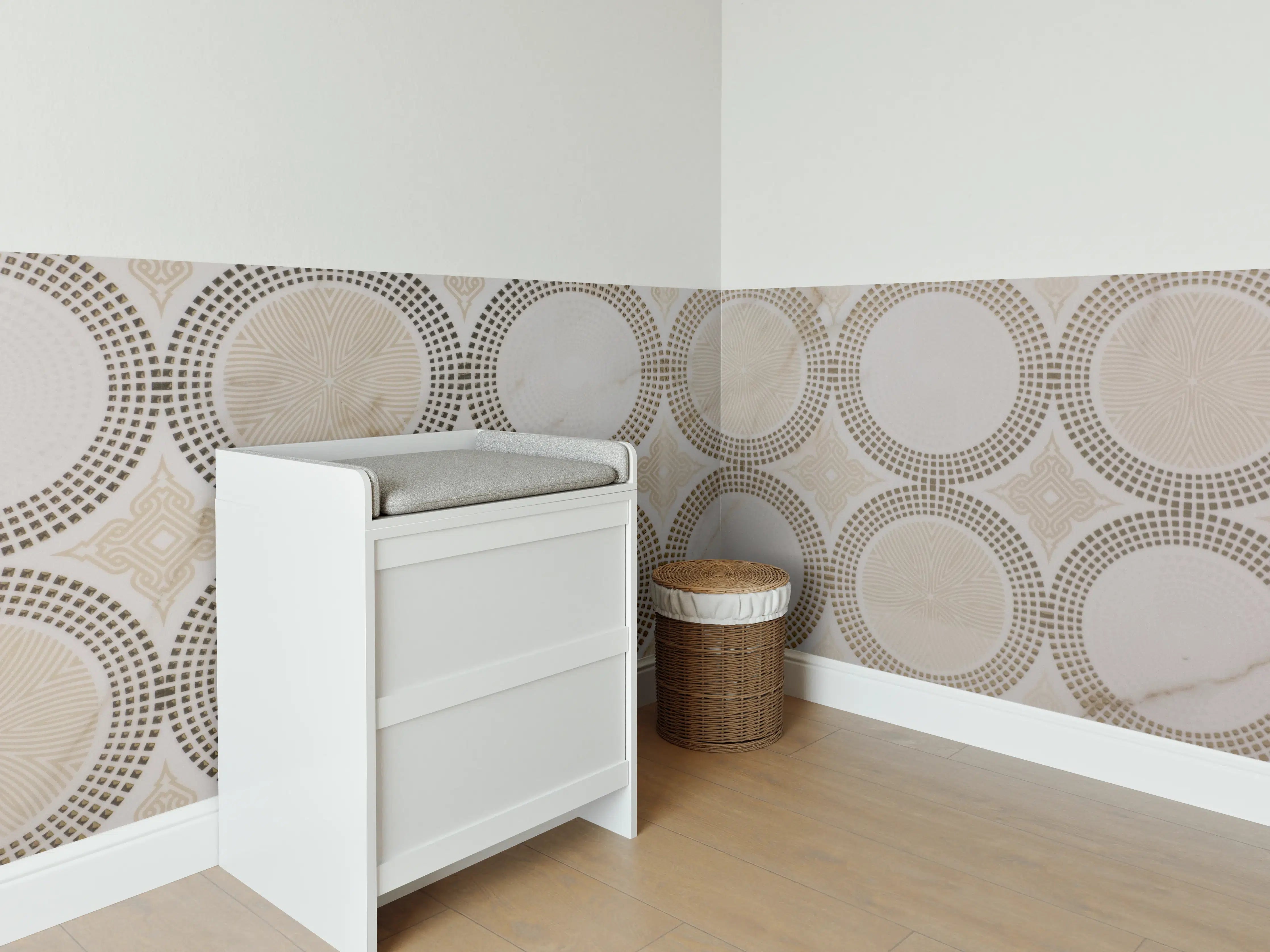 Babyzimmer Wandgestaltung - Beige Mosaikfliesen mit Muster