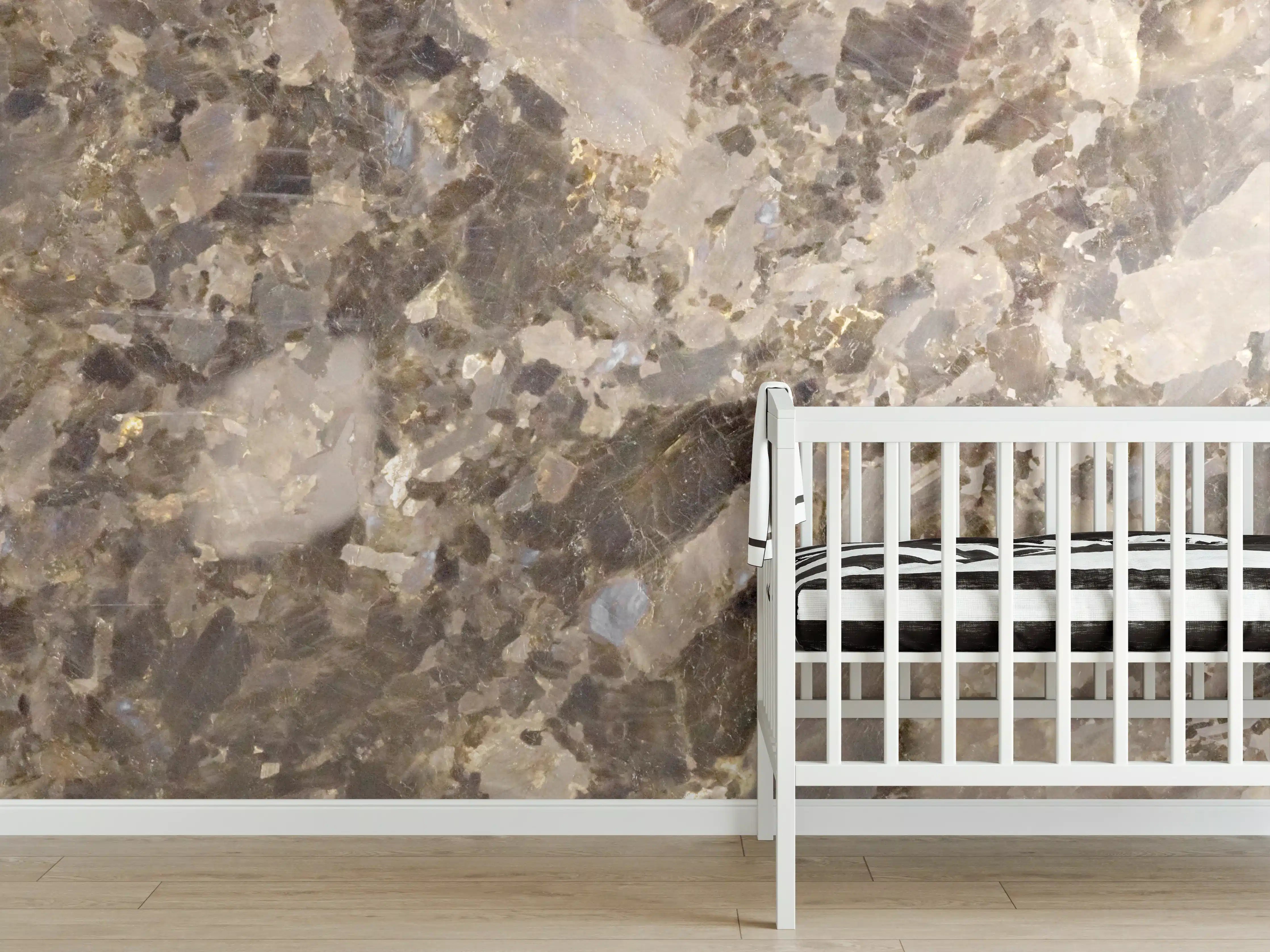 Babyzimmer Wandgestaltung - Beige-braune Marmor-Textur mit goldenen Akzenten