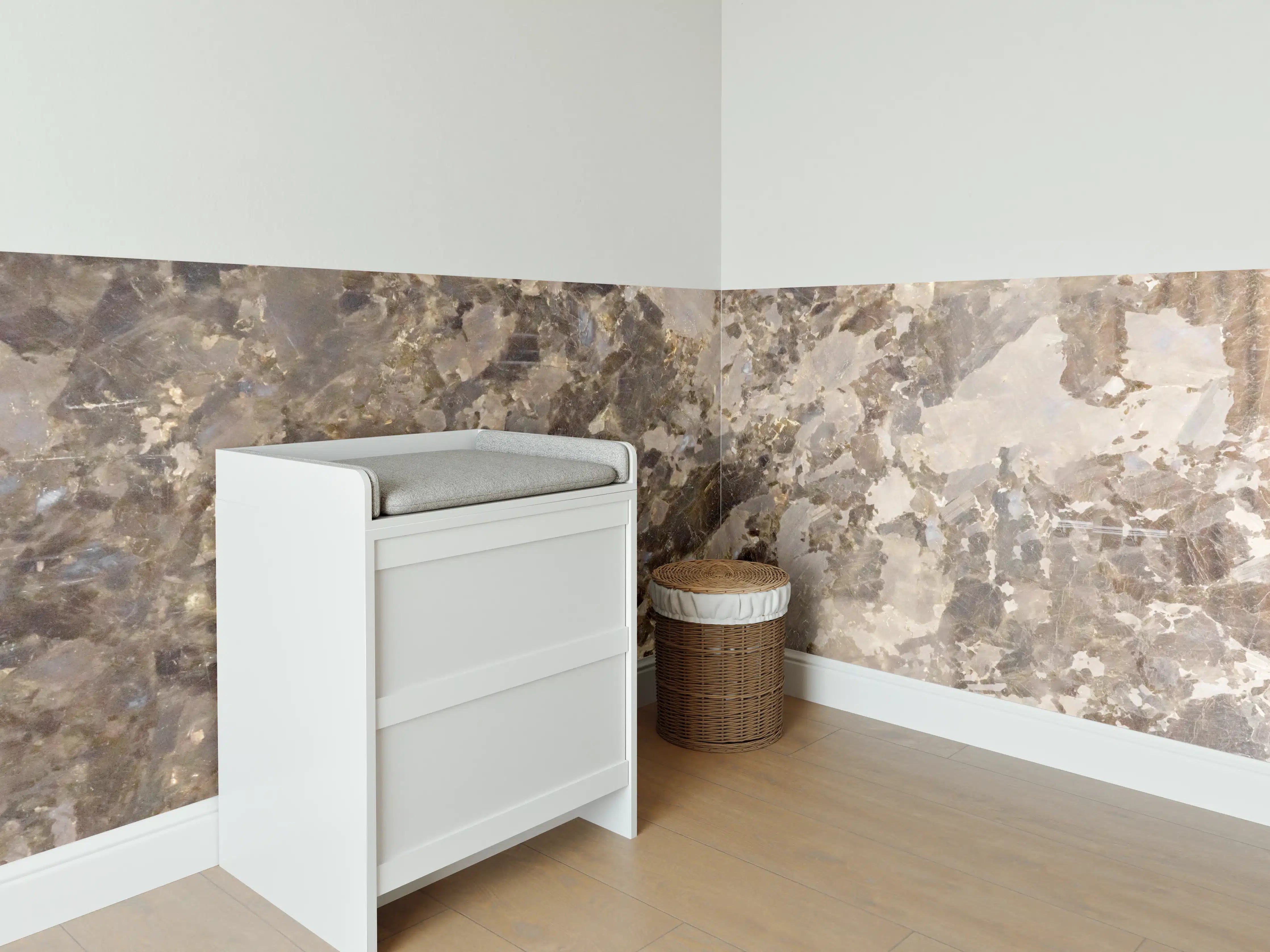 Babyzimmer Wandgestaltung - Beige-braune Marmor-Textur mit goldenen Akzenten