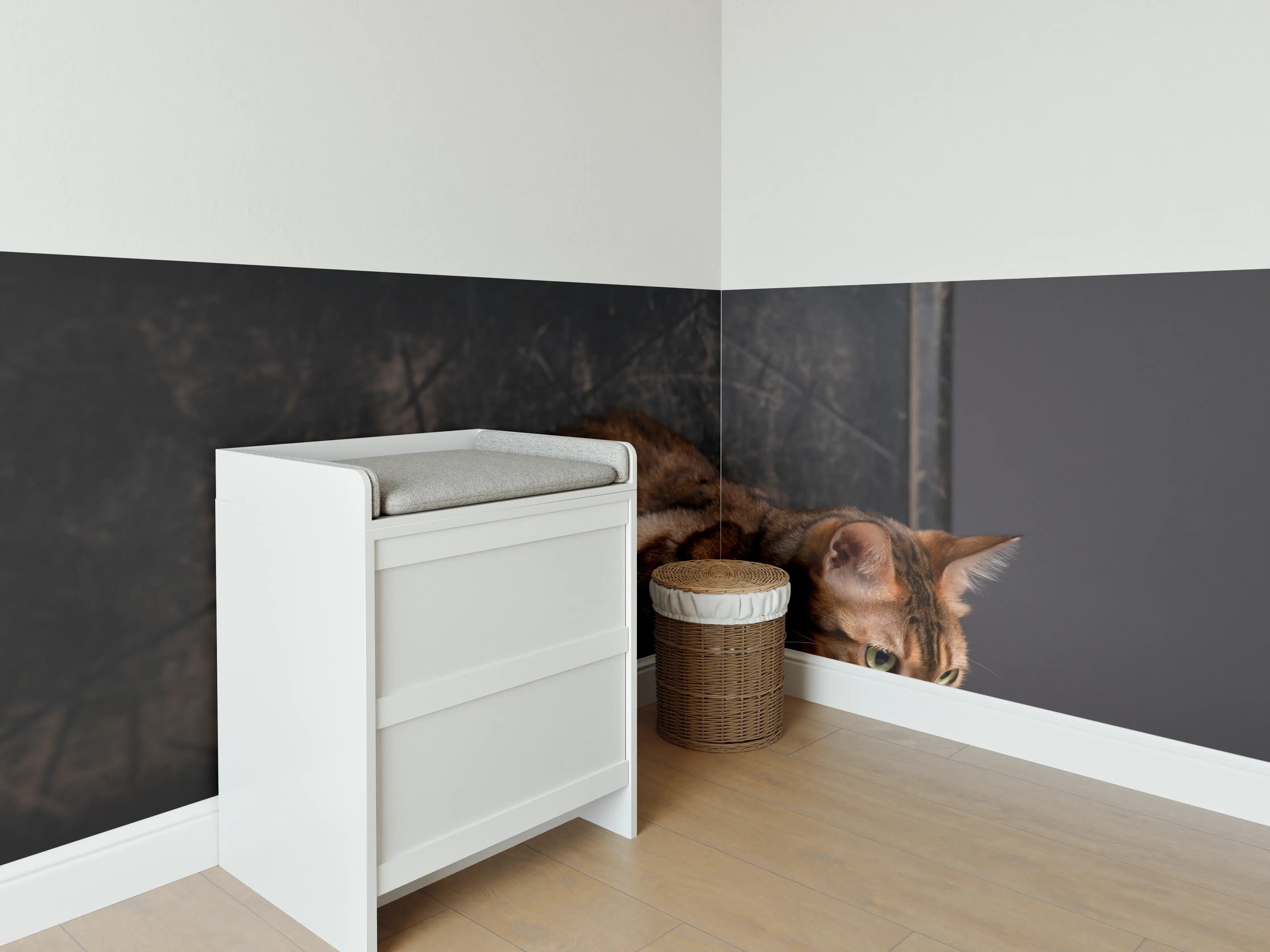 Babyzimmer Wandgestaltung - Bengalkatze auf Holztisch