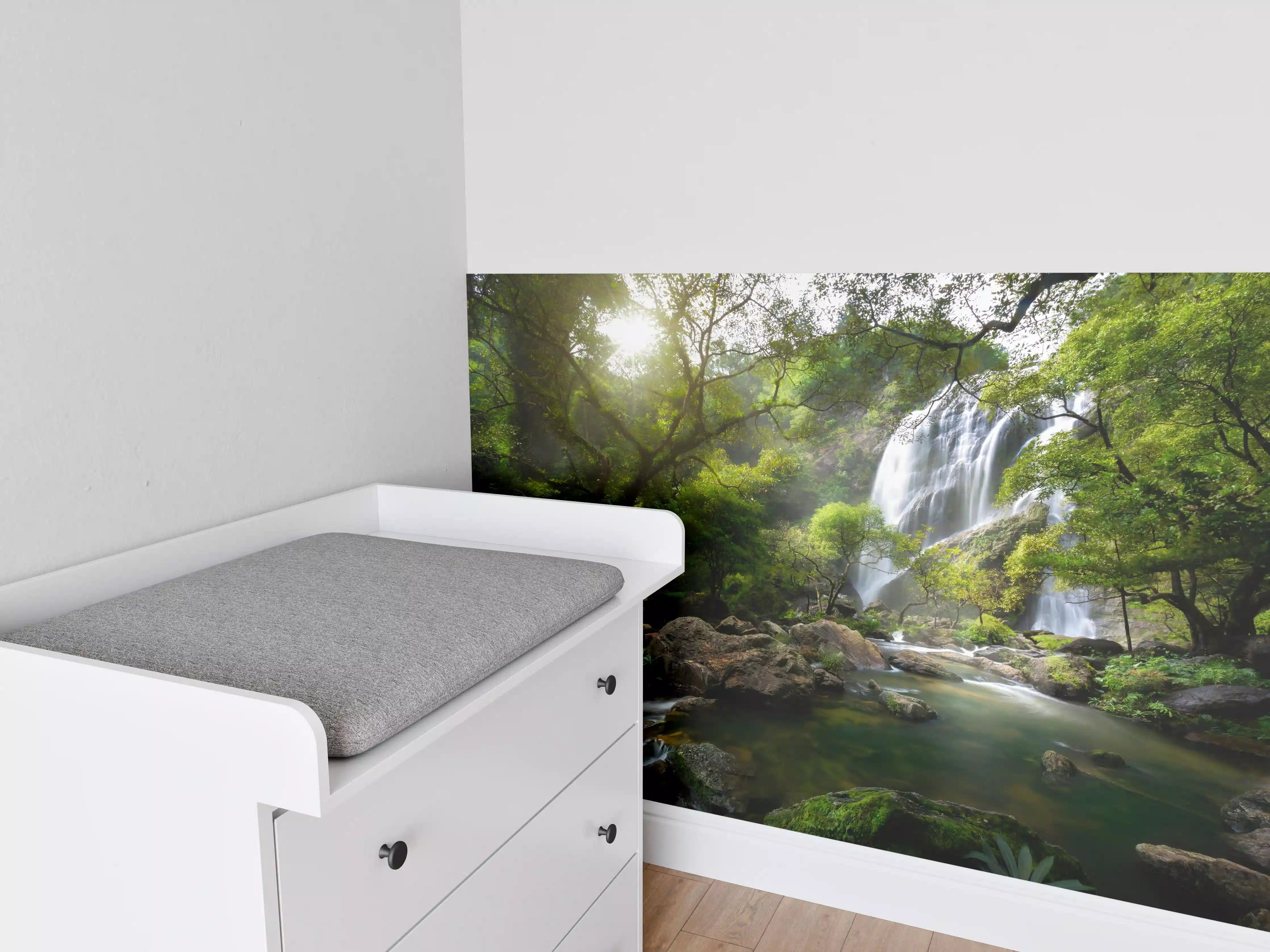 Babyzimmer Wandgestaltung - Bergbach und Wasserfall in Thailand