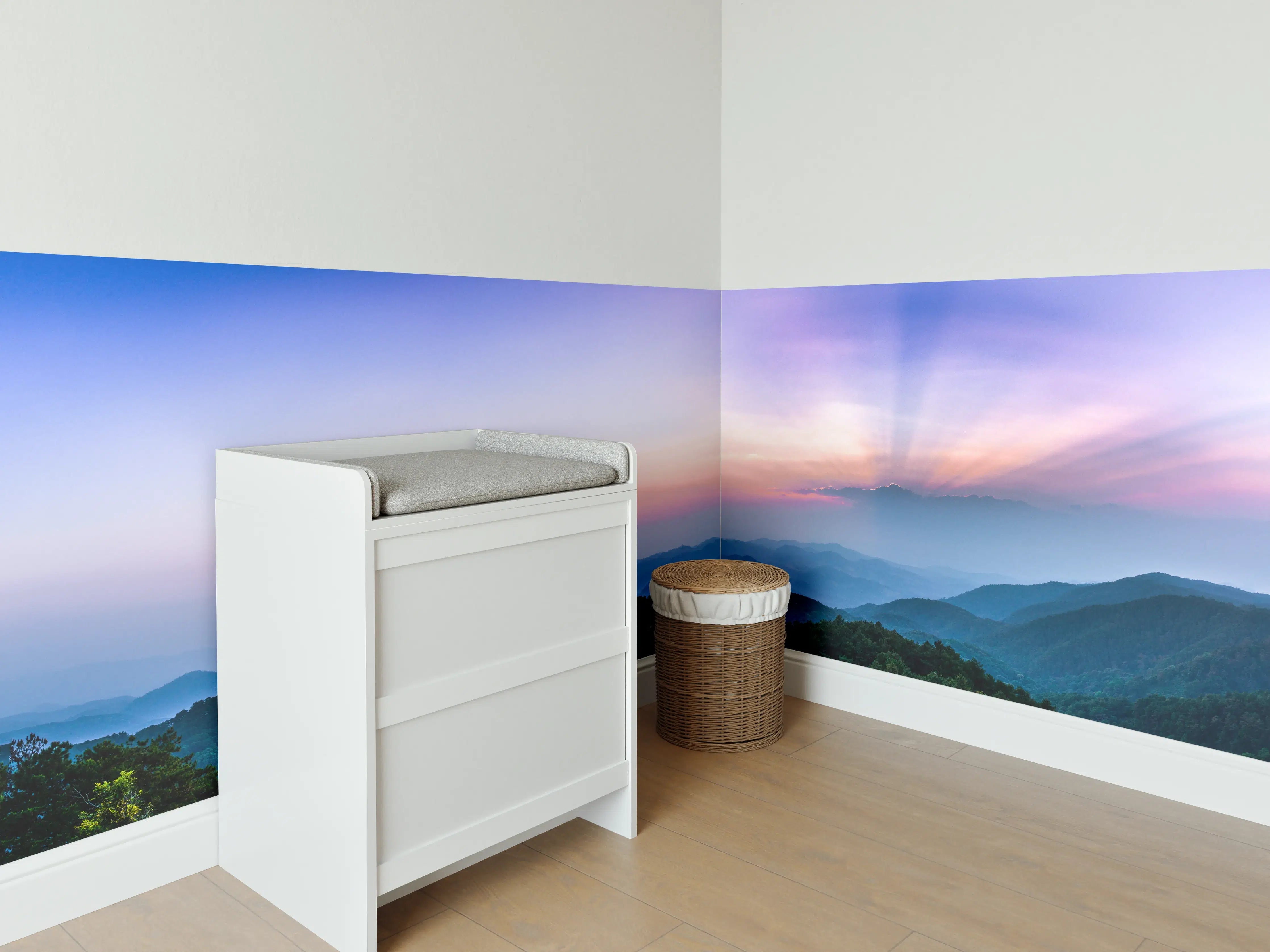 Babyzimmer Wandgestaltung - Bergblick mit Sonnenstrahl