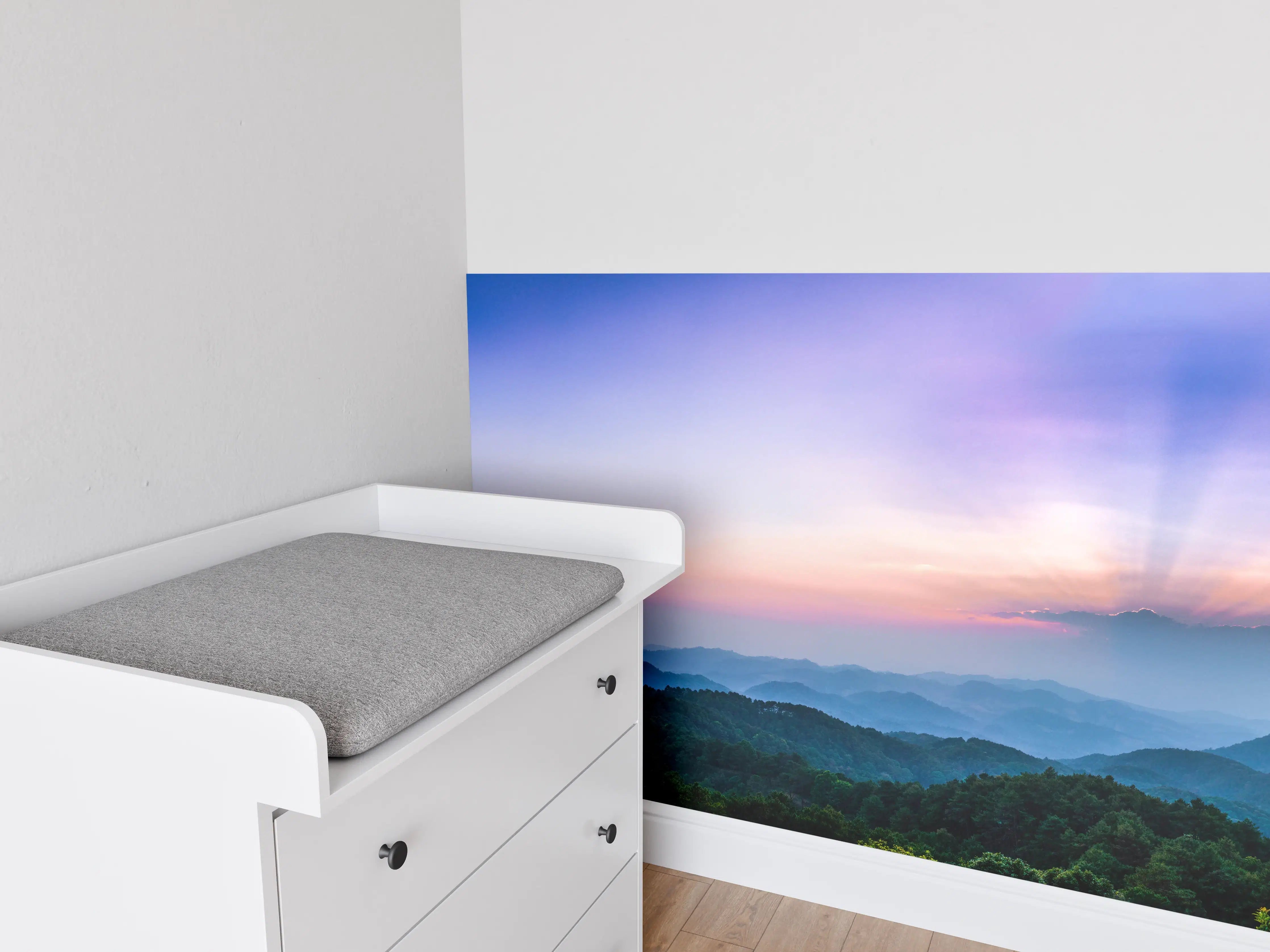 Babyzimmer Wandgestaltung - Bergblick mit Sonnenstrahl