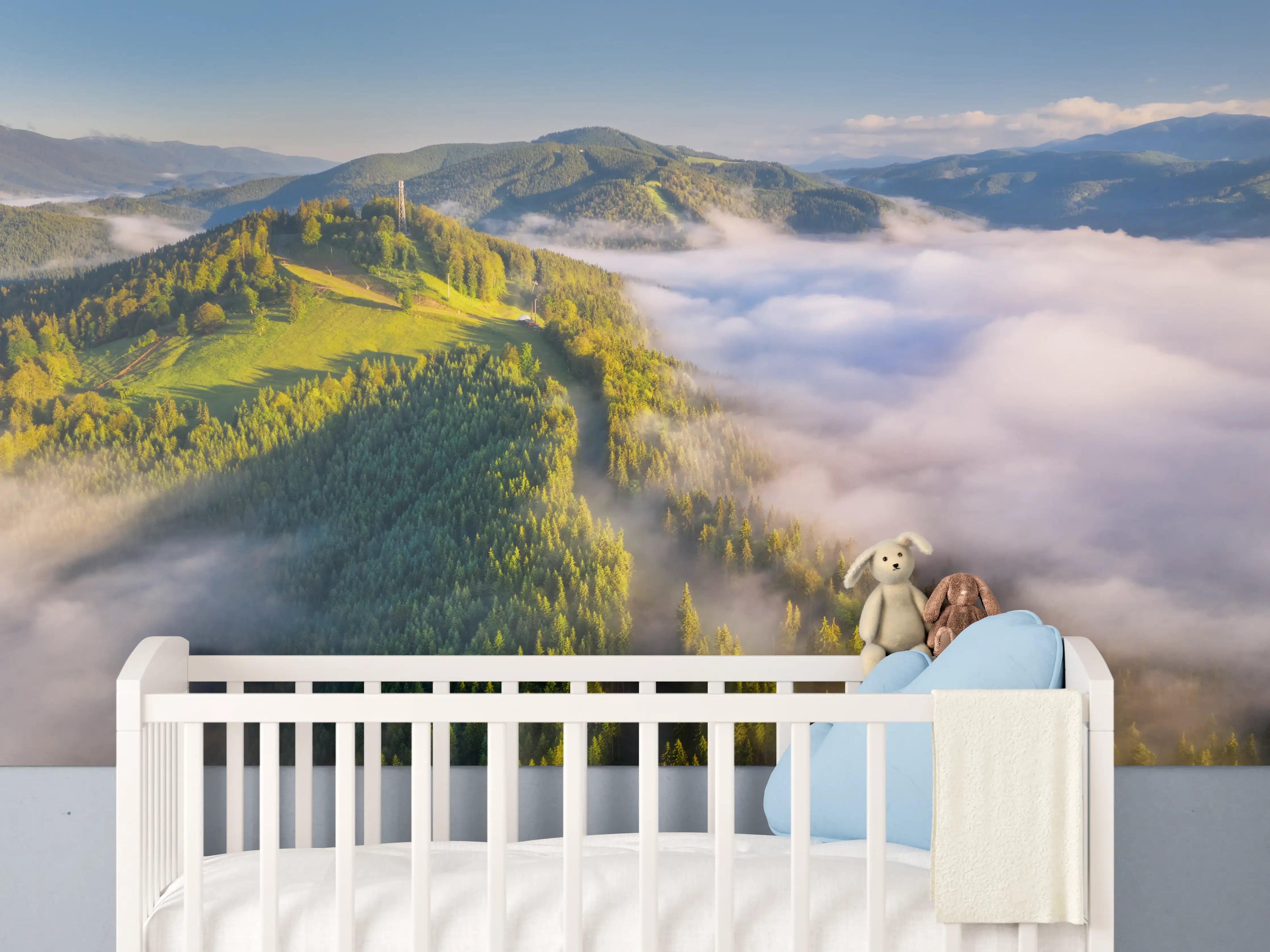 Babyzimmer Wandgestaltung - Berge in Wolken bei Sonnenaufgang im Sommer