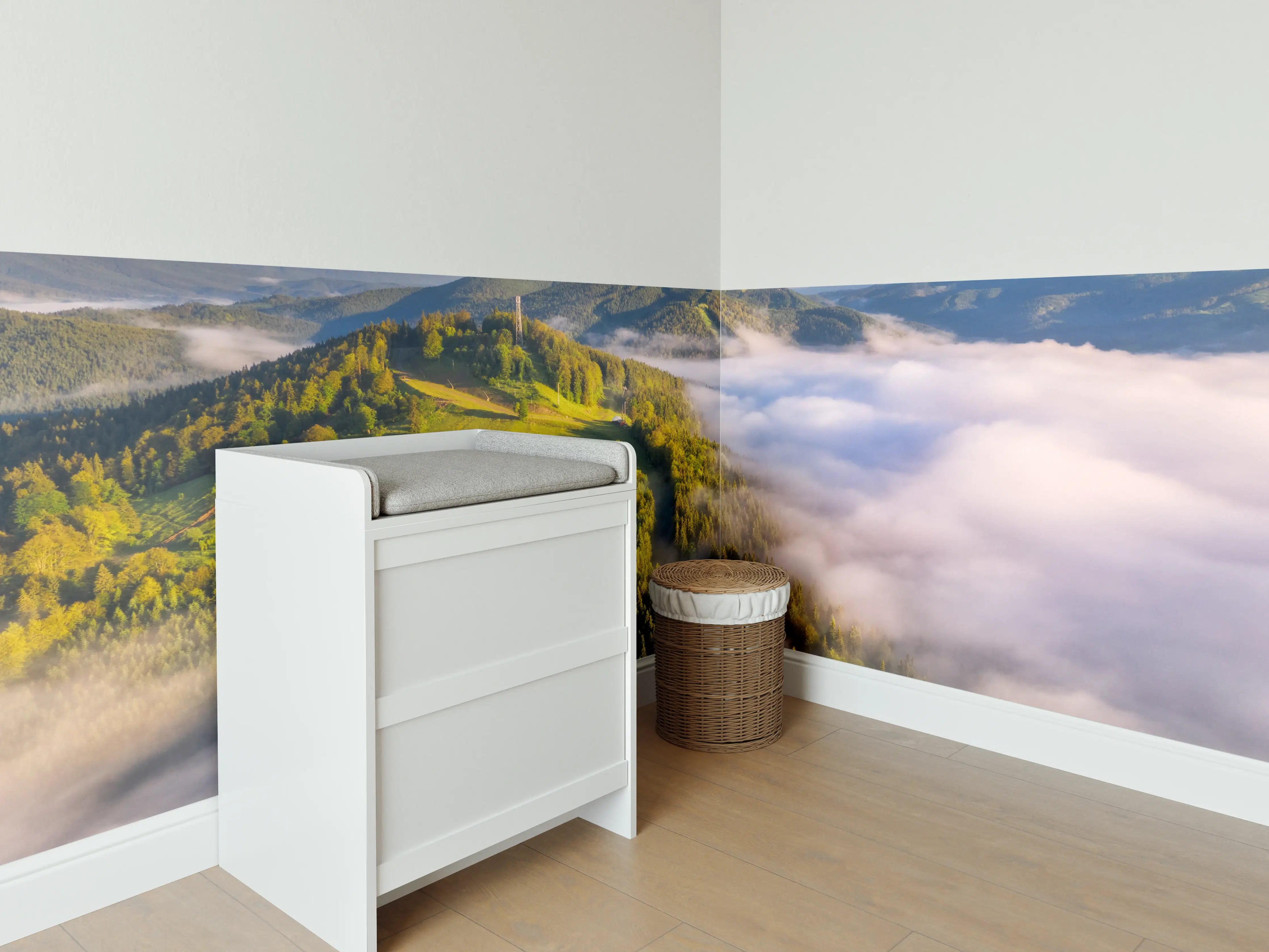 Babyzimmer Wandgestaltung - Berge in Wolken bei Sonnenaufgang im Sommer