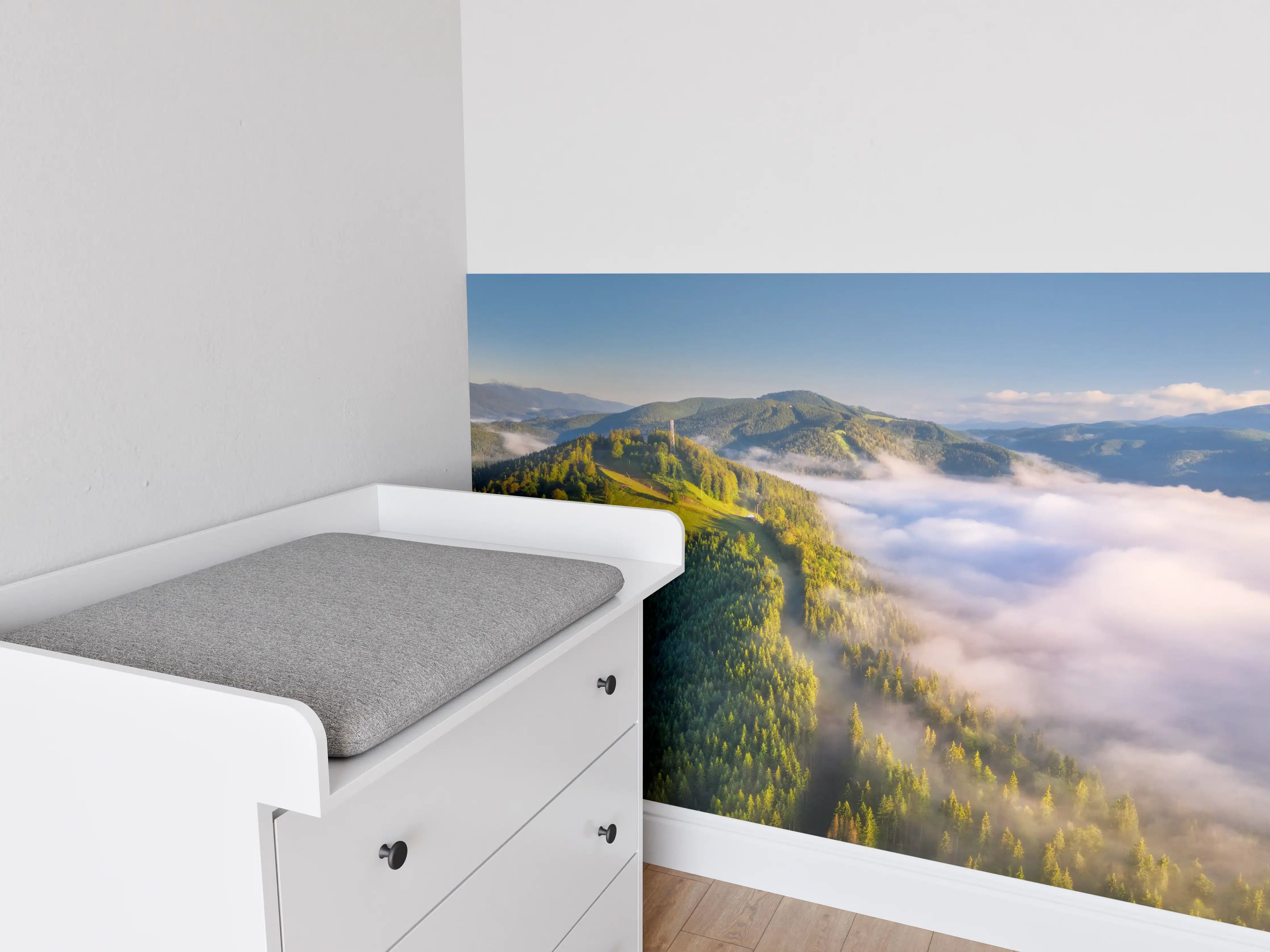 Babyzimmer Wandgestaltung - Berge in Wolken bei Sonnenaufgang im Sommer