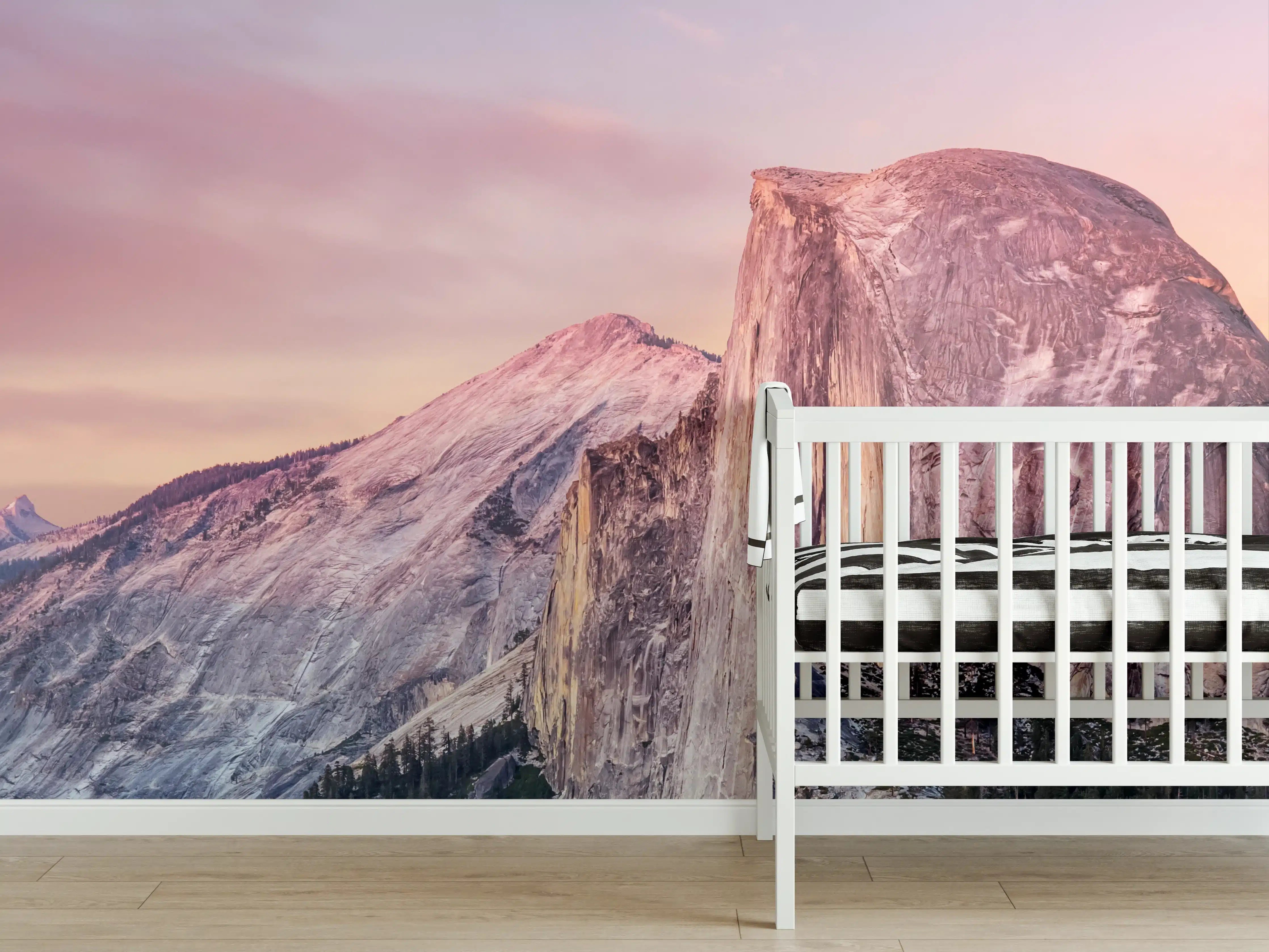 Babyzimmer Wandgestaltung - Bergpanorama bei Sonnenuntergang im Rosa-Ton