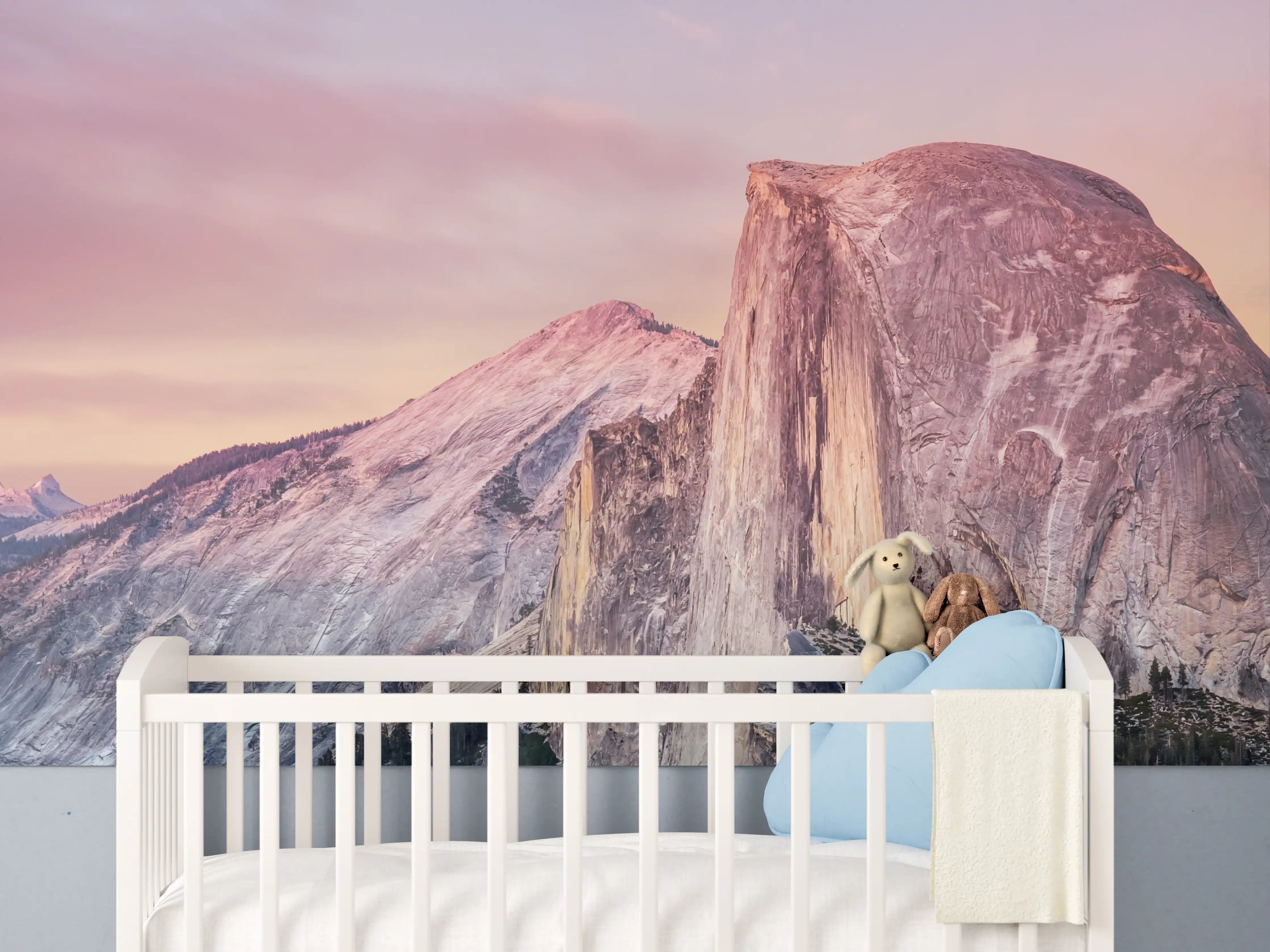 Babyzimmer Wandgestaltung - Bergpanorama bei Sonnenuntergang im Rosa-Ton