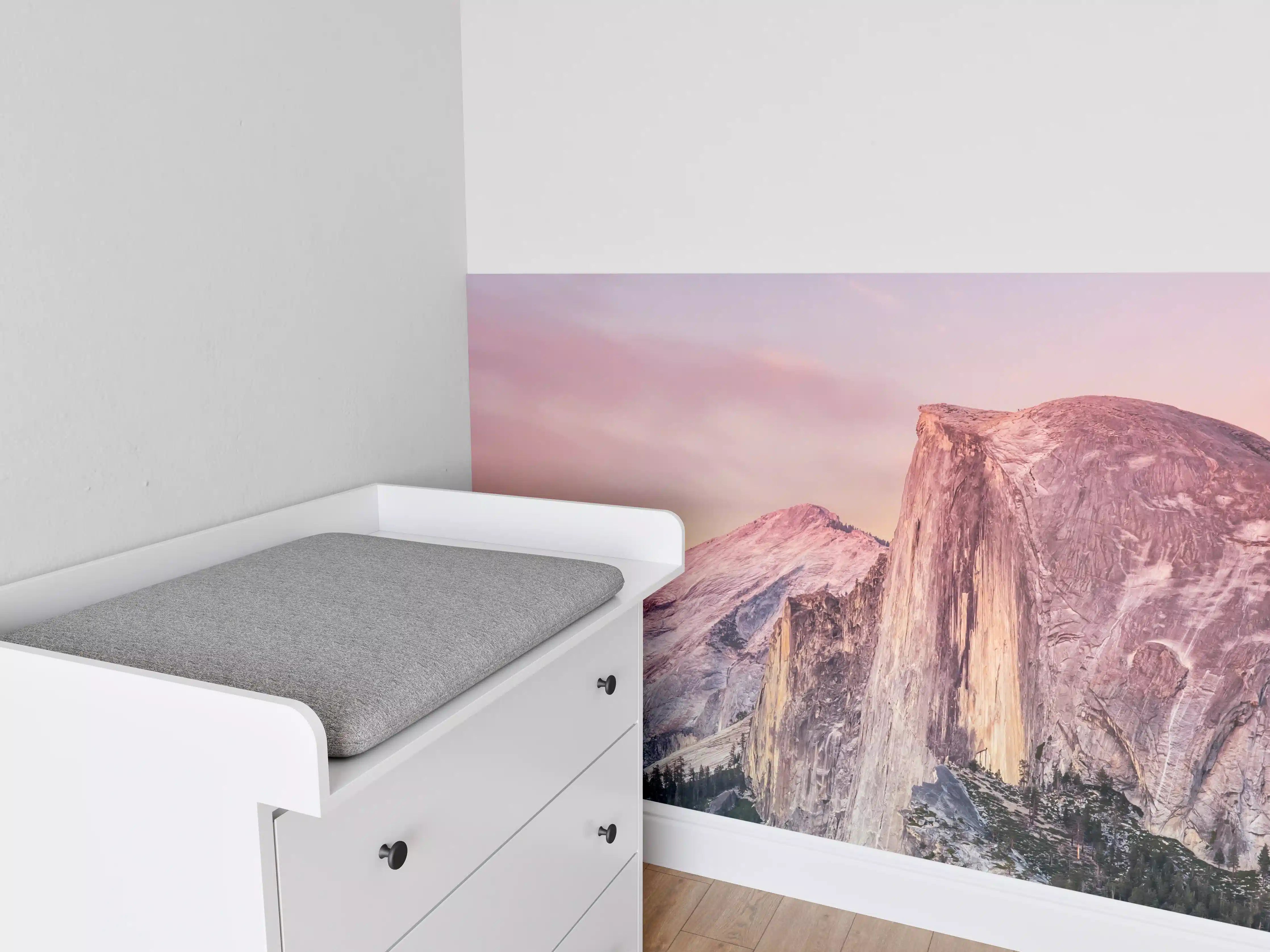 Babyzimmer Wandgestaltung - Bergpanorama bei Sonnenuntergang im Rosa-Ton