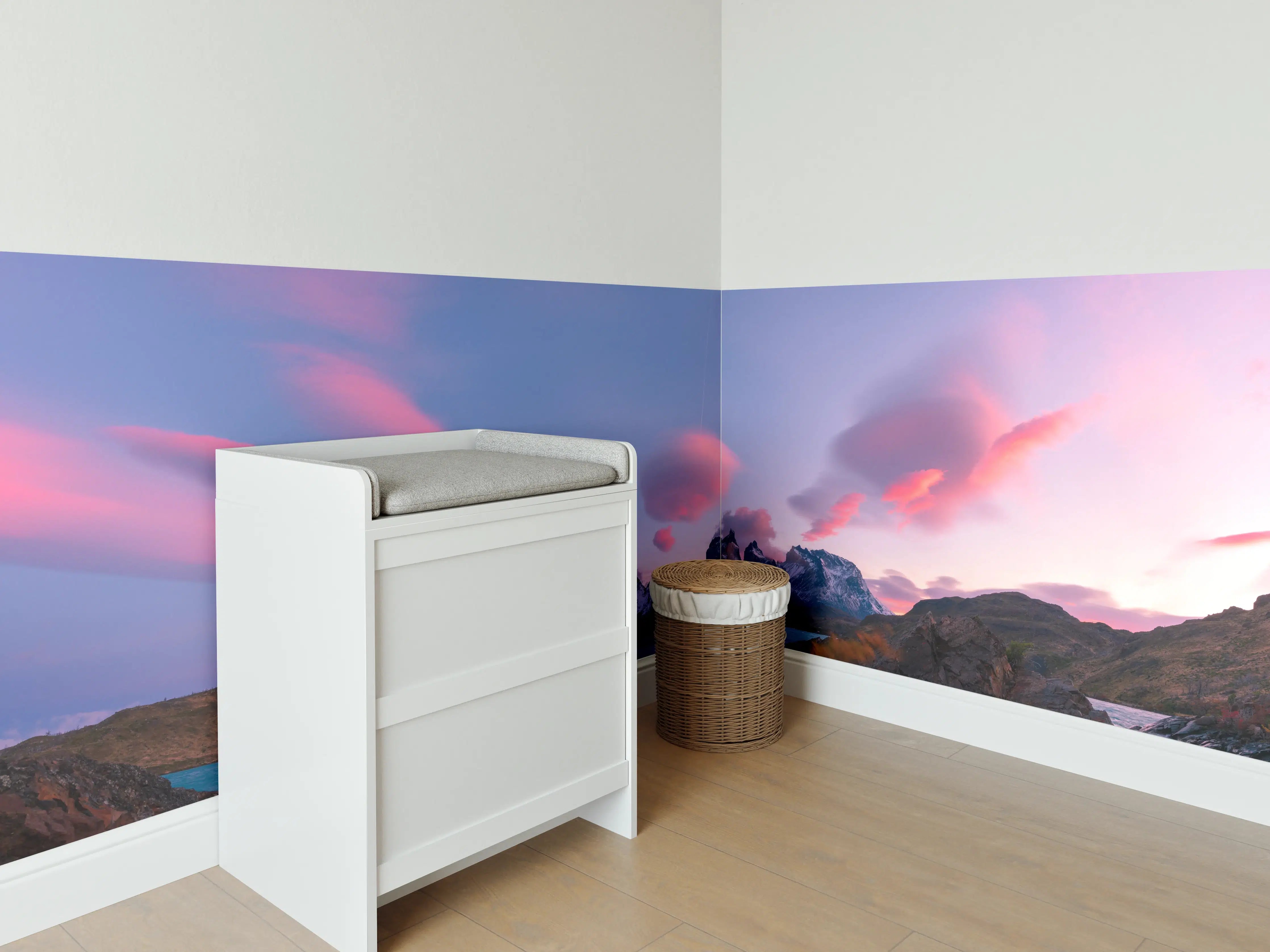 Babyzimmer Wandgestaltung - Bergpanorama im rosa Sonnenuntergang
