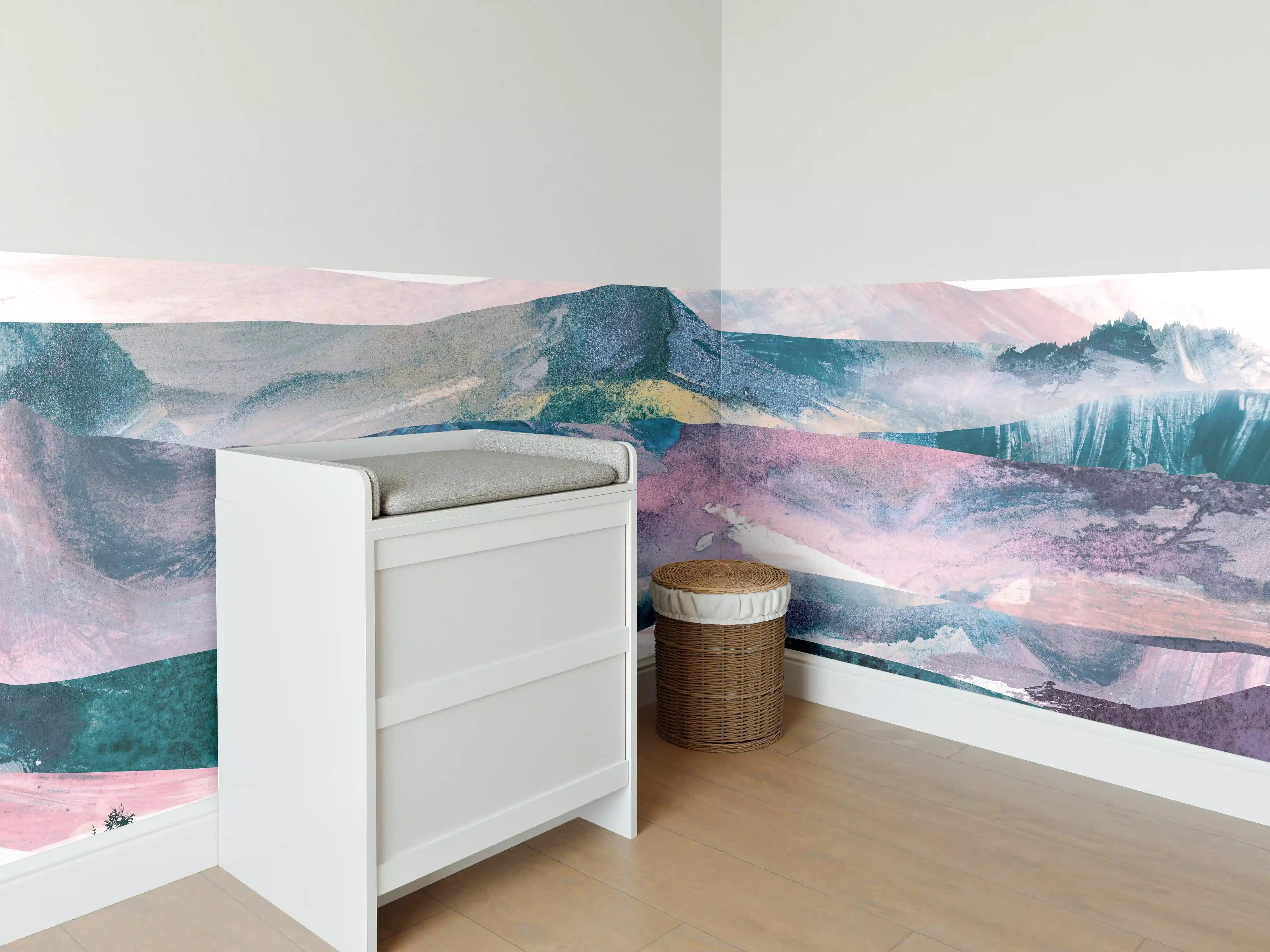 Babyzimmer Wandgestaltung - Bergpanorama in Farbabstraktion