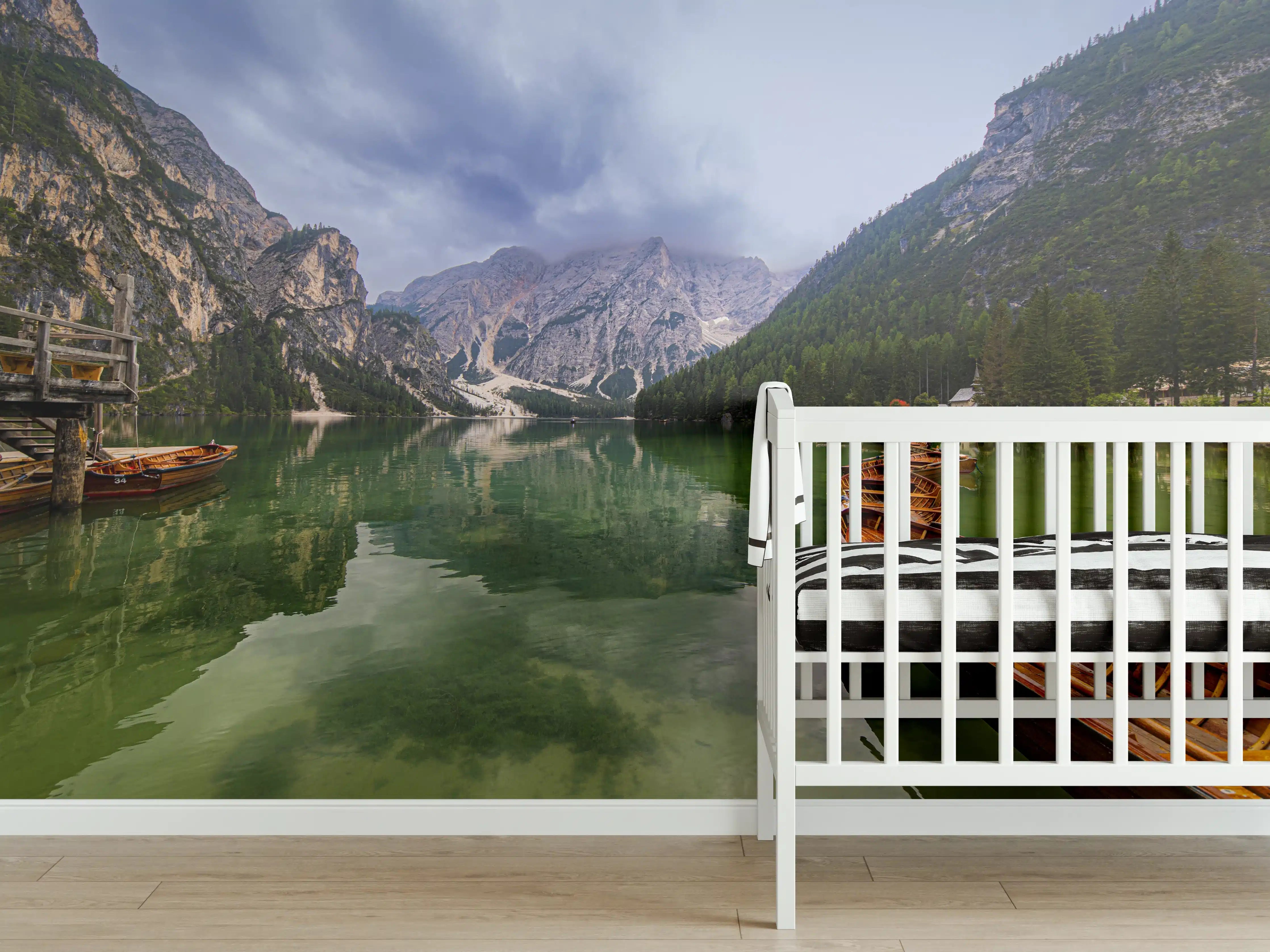 Babyzimmer Wandgestaltung - Bergsee Reflektion Dolomiten
