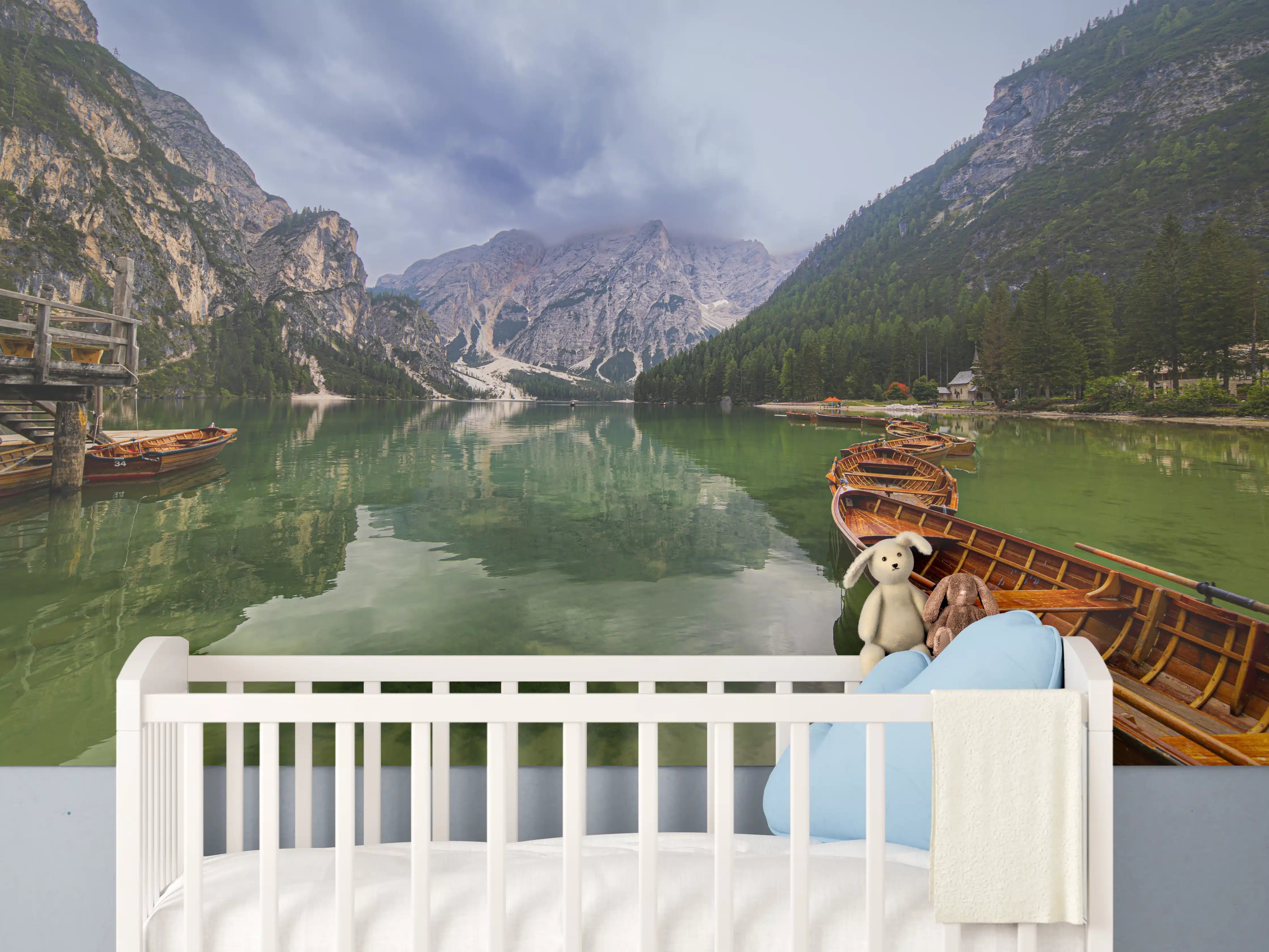 Babyzimmer Wandgestaltung - Bergsee Reflektion Dolomiten