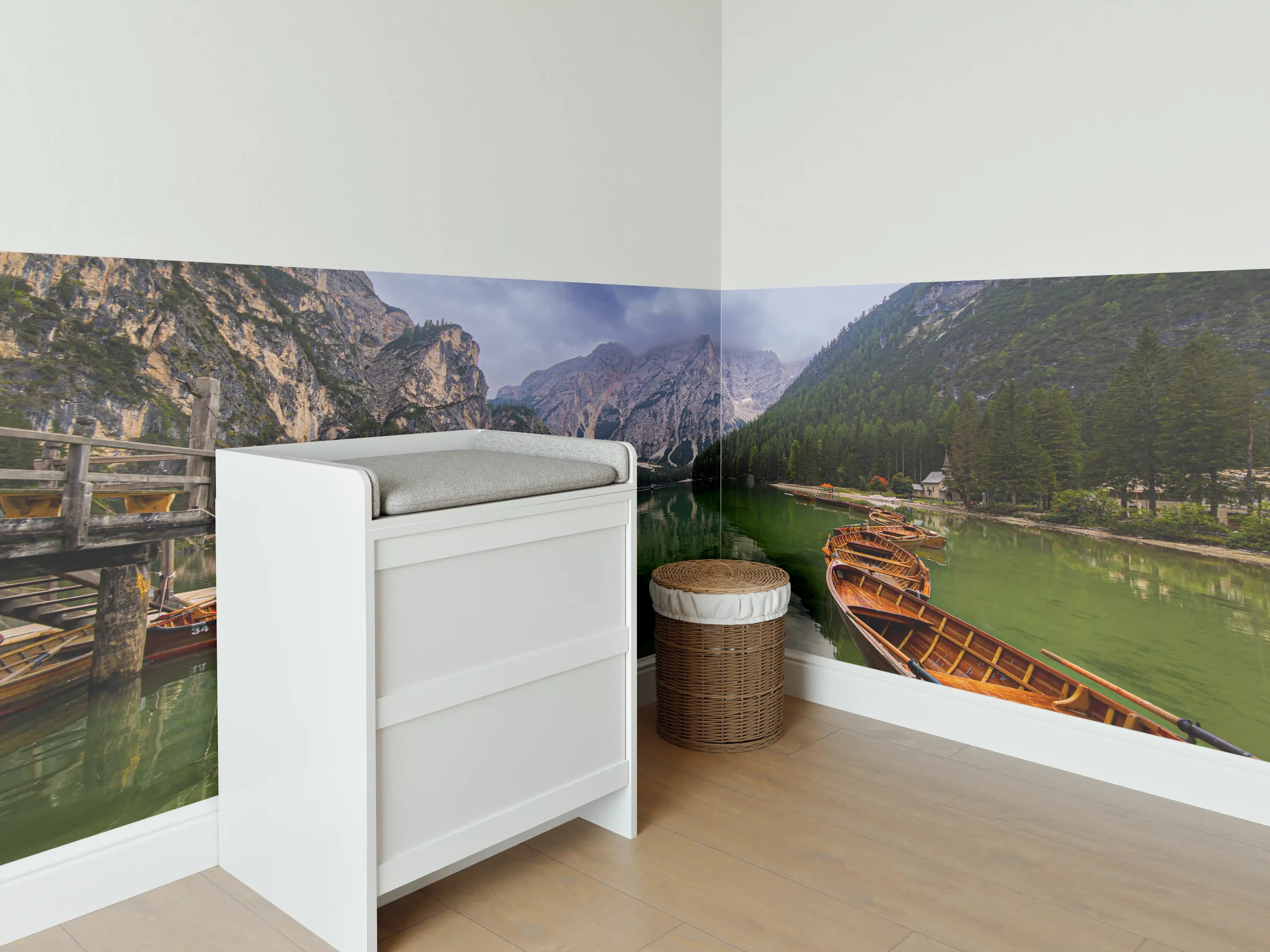 Babyzimmer Wandgestaltung - Bergsee Reflektion Dolomiten