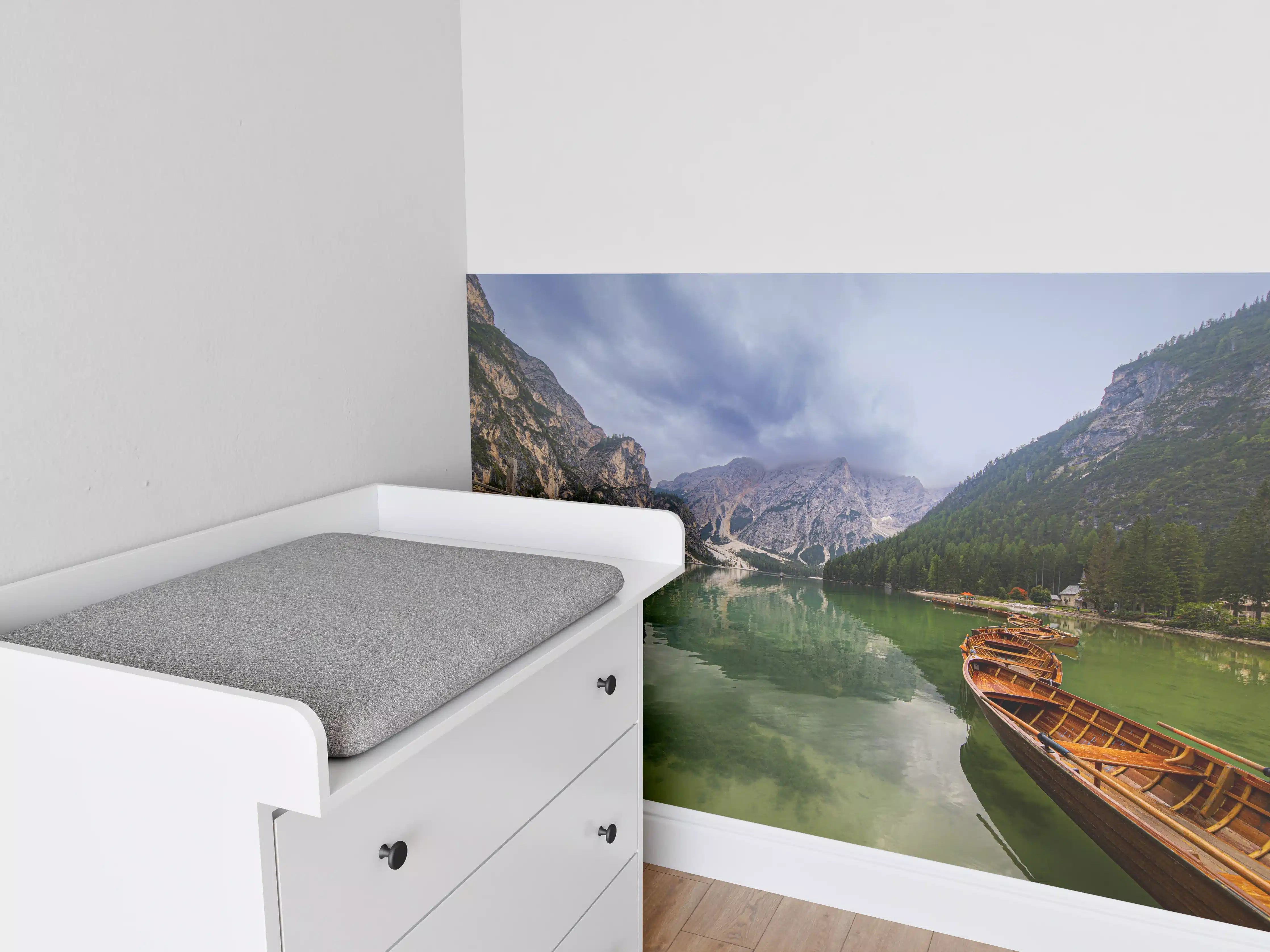 Babyzimmer Wandgestaltung - Bergsee Reflektion Dolomiten