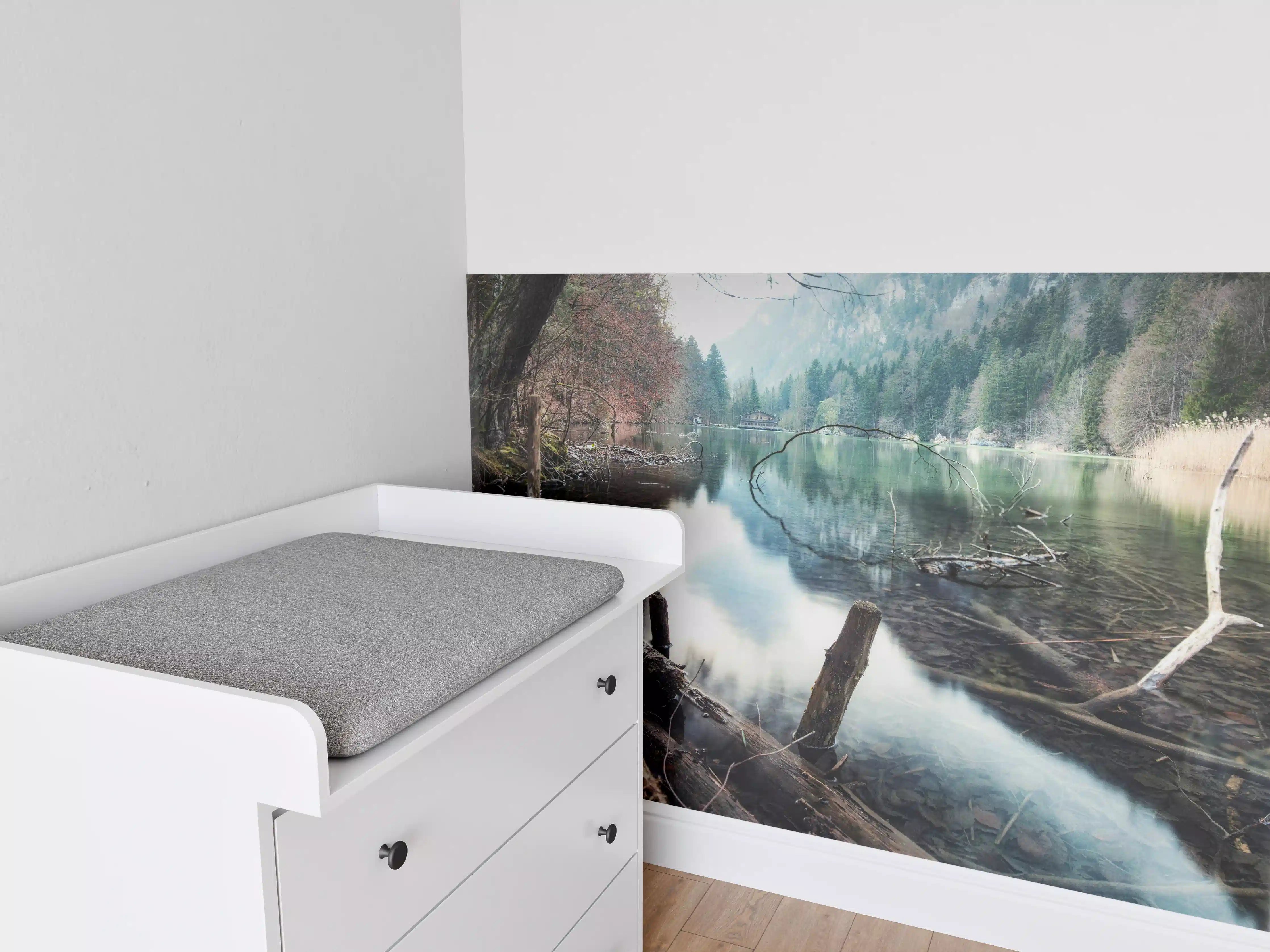 Babyzimmer Wandgestaltung - Bergsee im Kaskada Wald