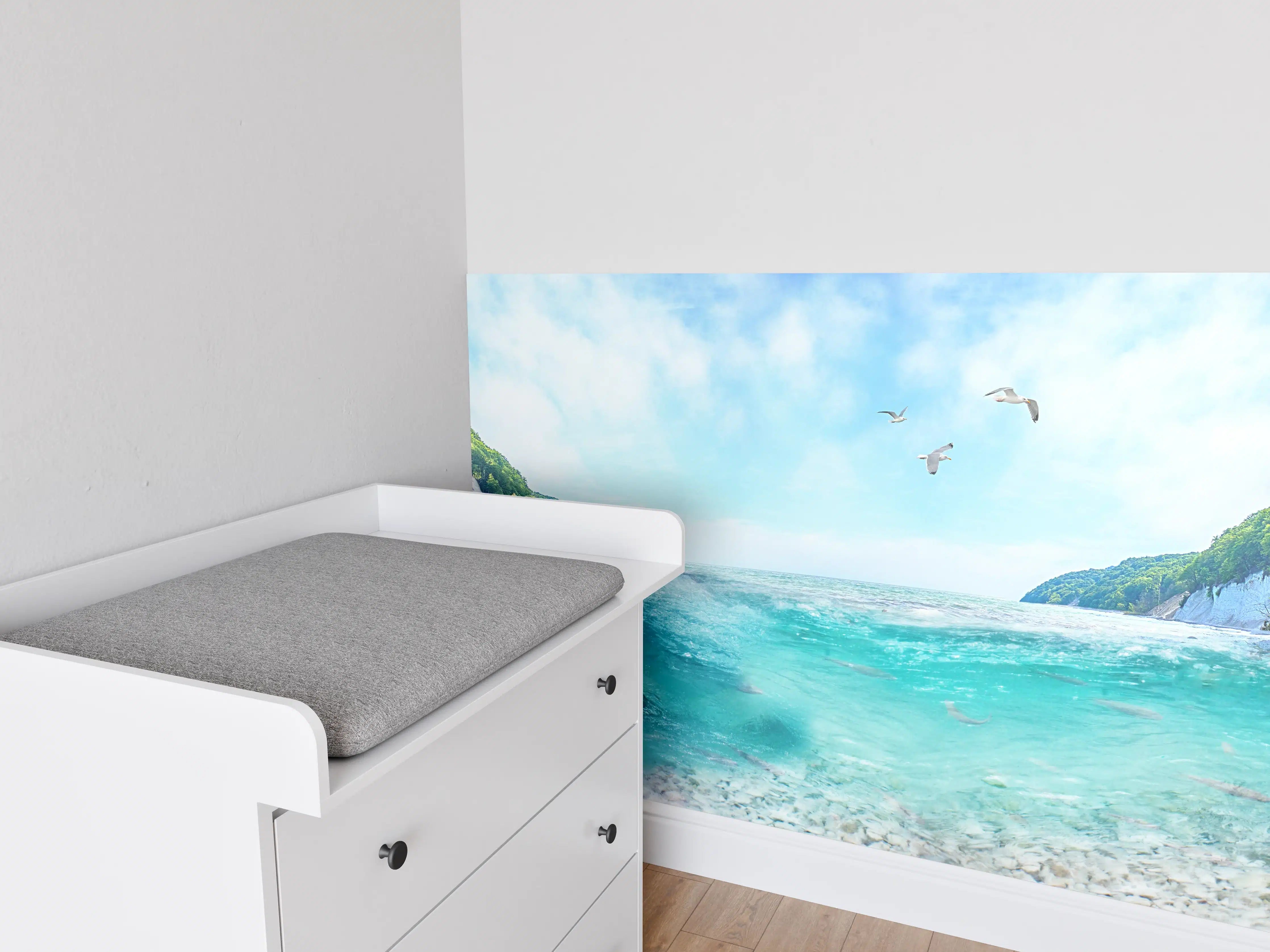 Babyzimmer Wandgestaltung - Bergsee mit klarem Wasser und grüner Natur