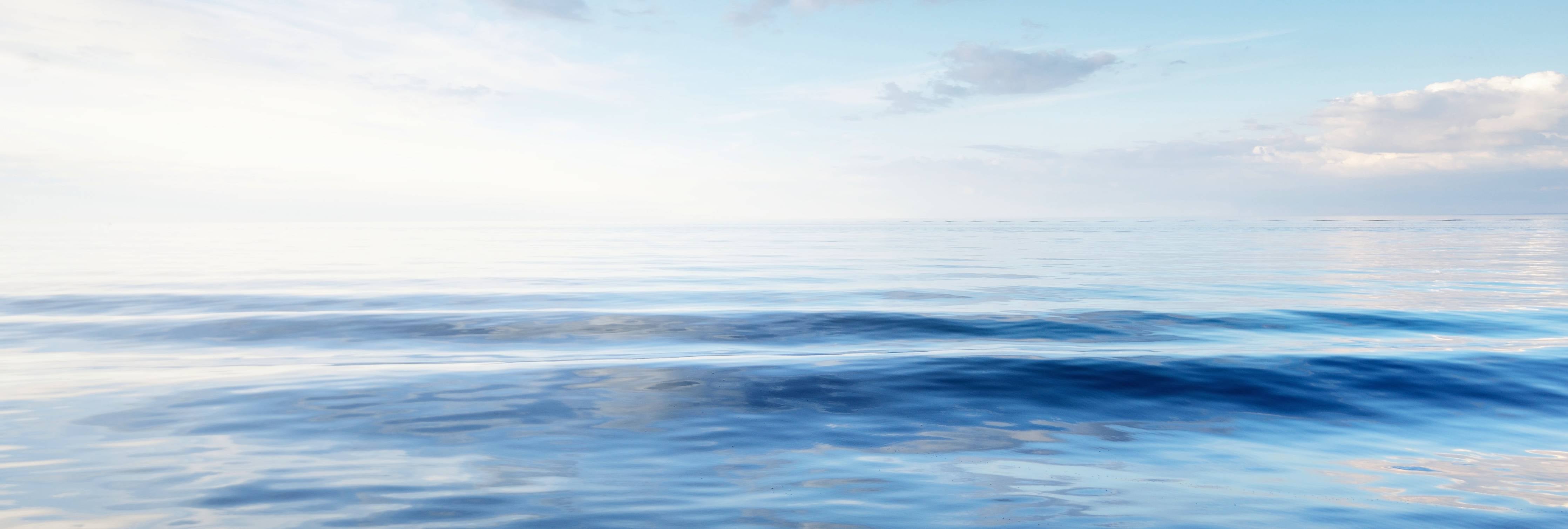 Babyzimmer Wandgestaltung-Beruhigender Wasserblick in Blau- und Grautönen