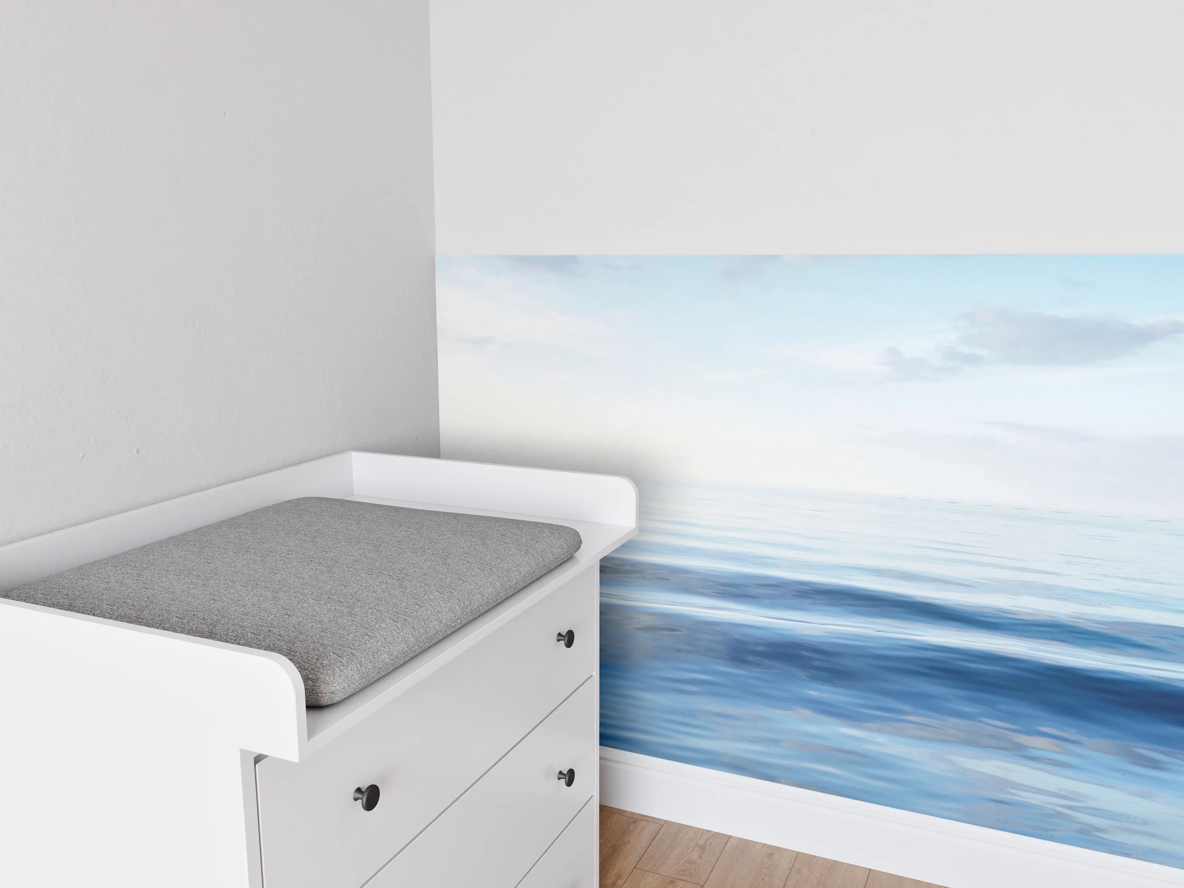 Babyzimmer Wandgestaltung - Beruhigender Wasserblick in Blau- und Grautönen