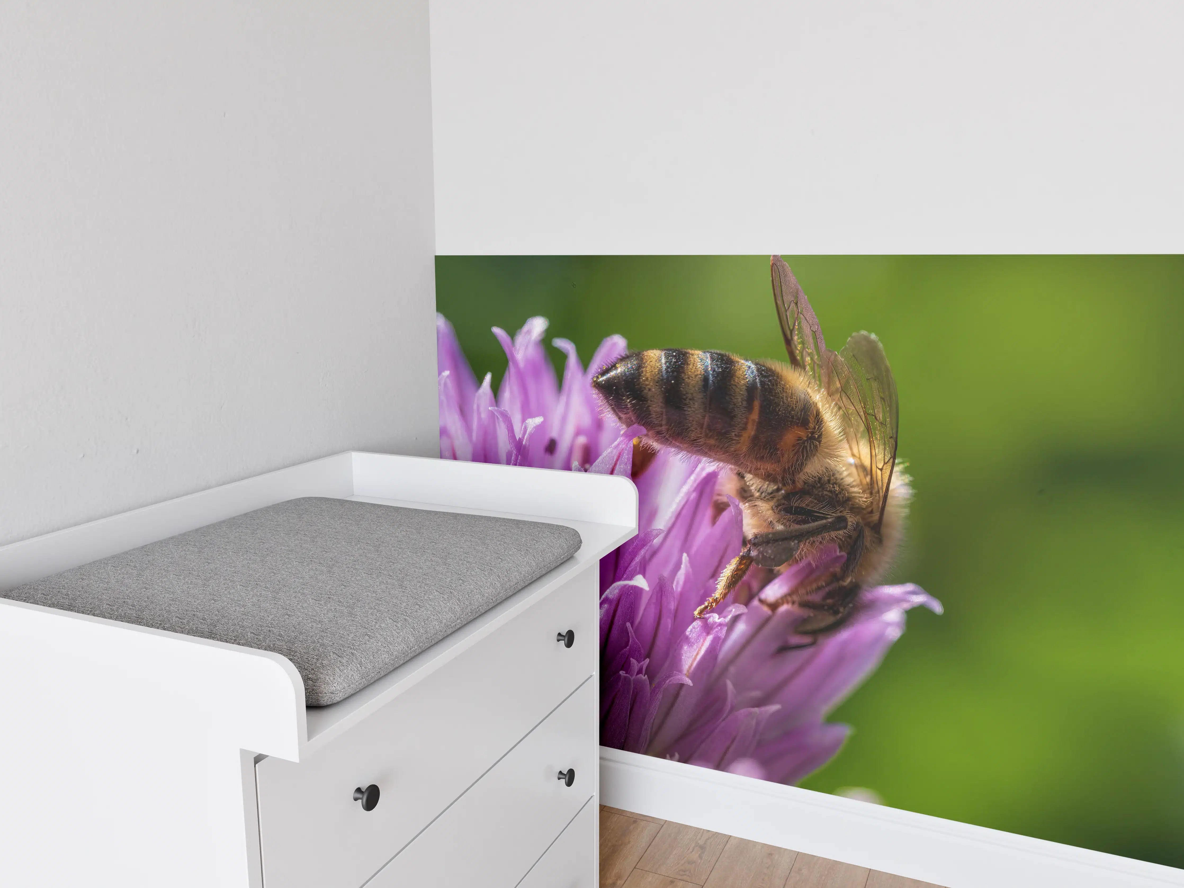 Babyzimmer Wandgestaltung - Biene auf Lila Blüte Makro