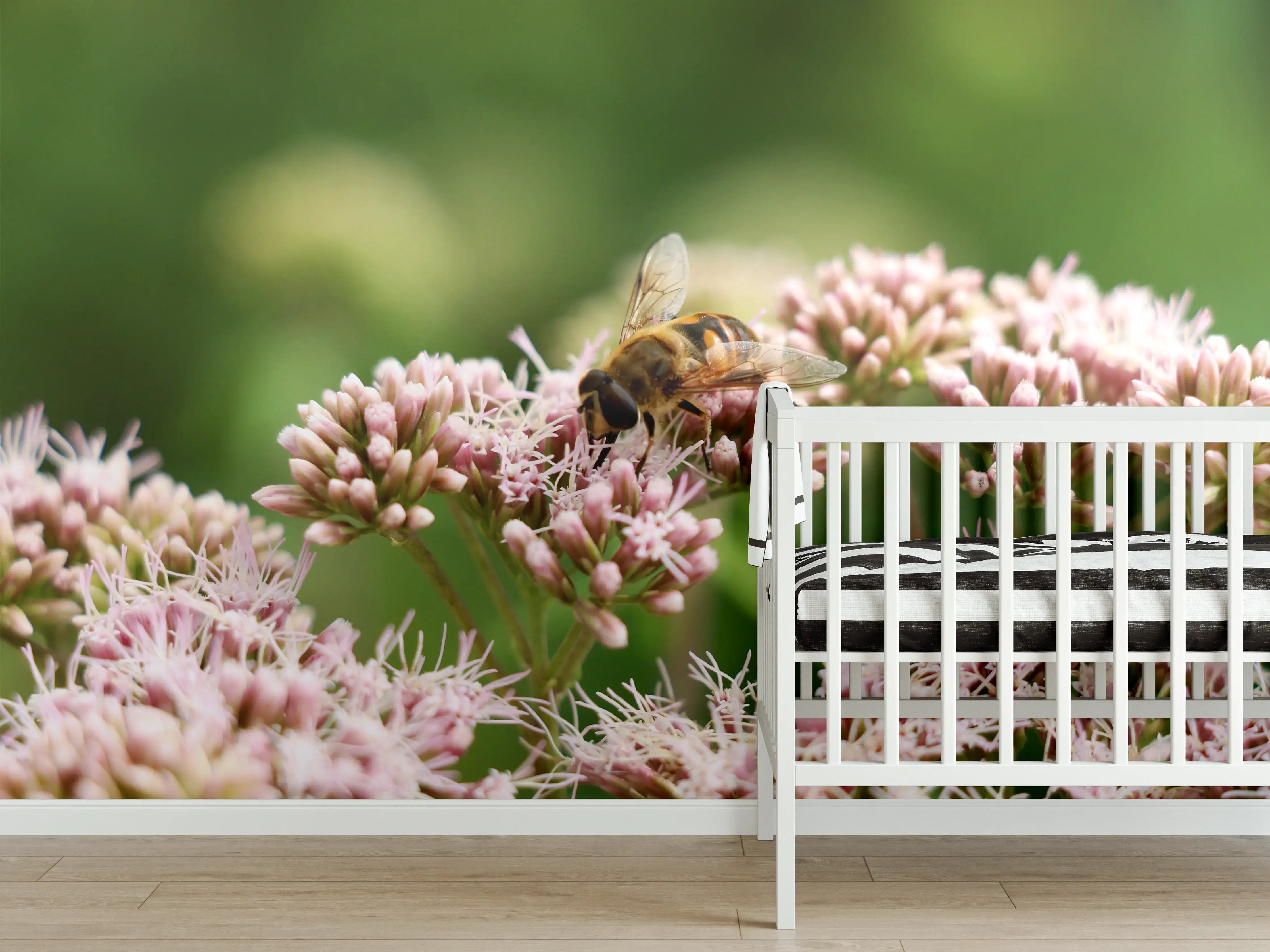 Babyzimmer Wandgestaltung - Biene auf Rosa Blüten Makro