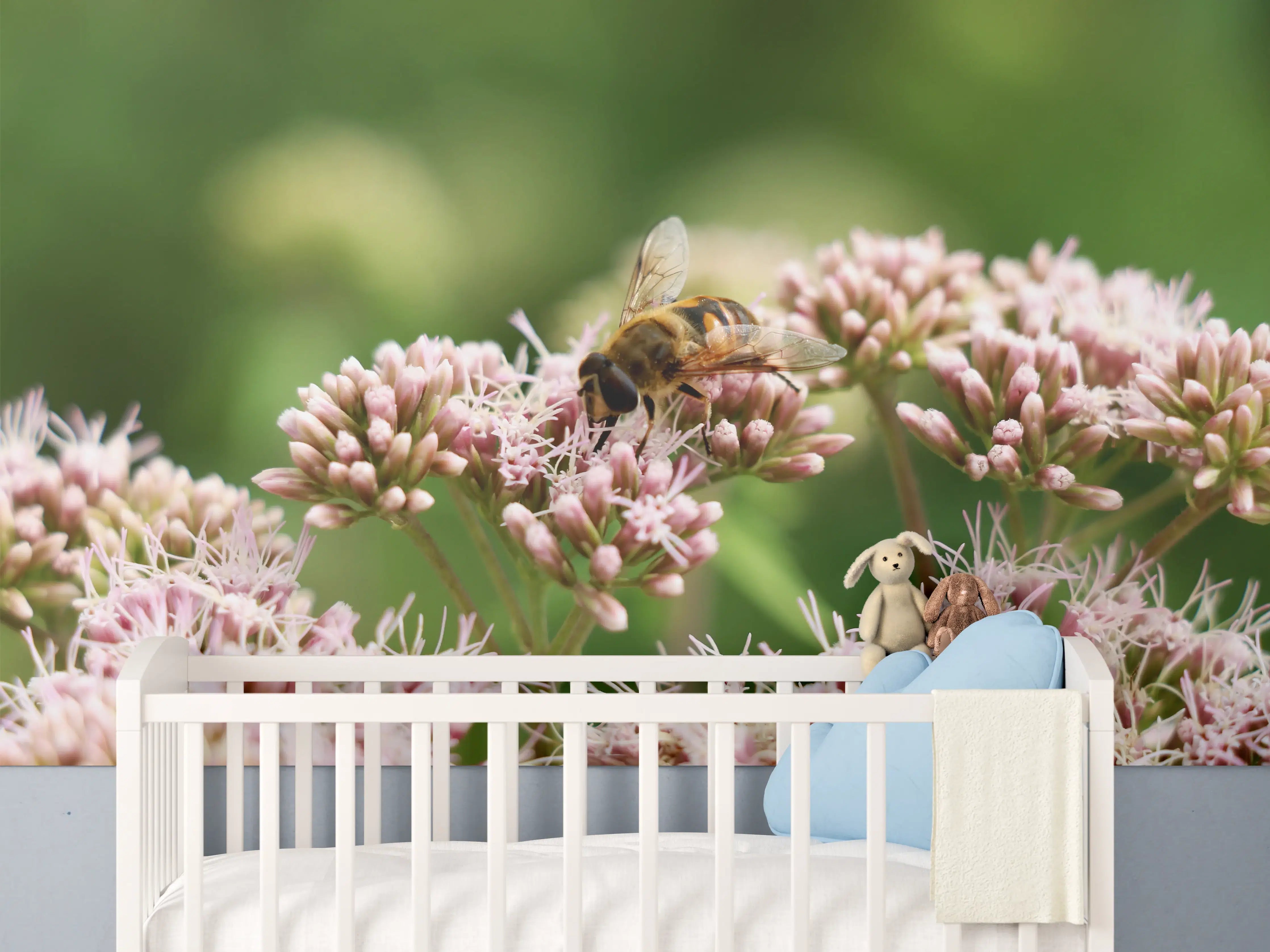 Babyzimmer Wandgestaltung - Biene auf Rosa Blüten Makro