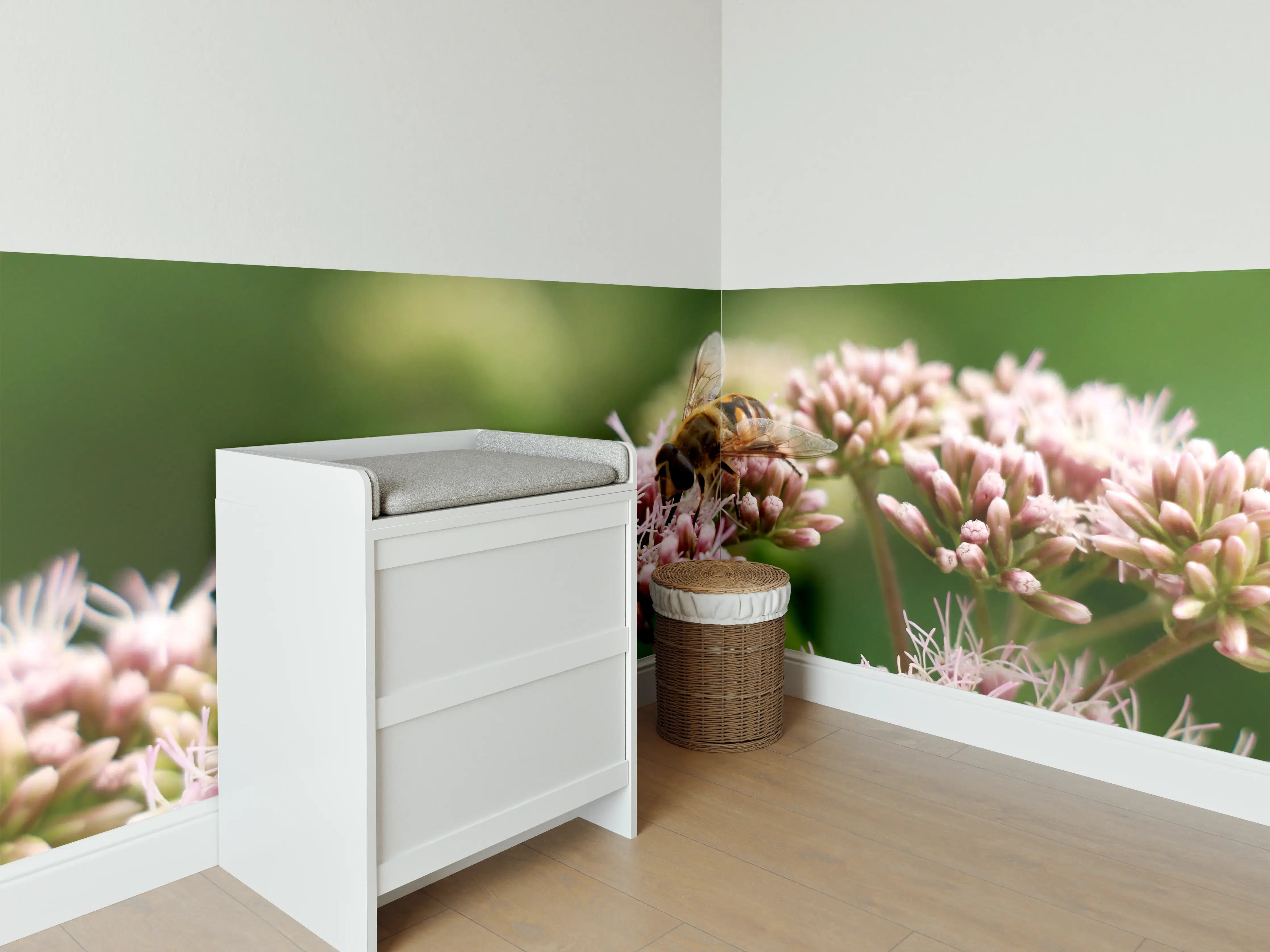 Babyzimmer Wandgestaltung - Biene auf Rosa Blüten Makro