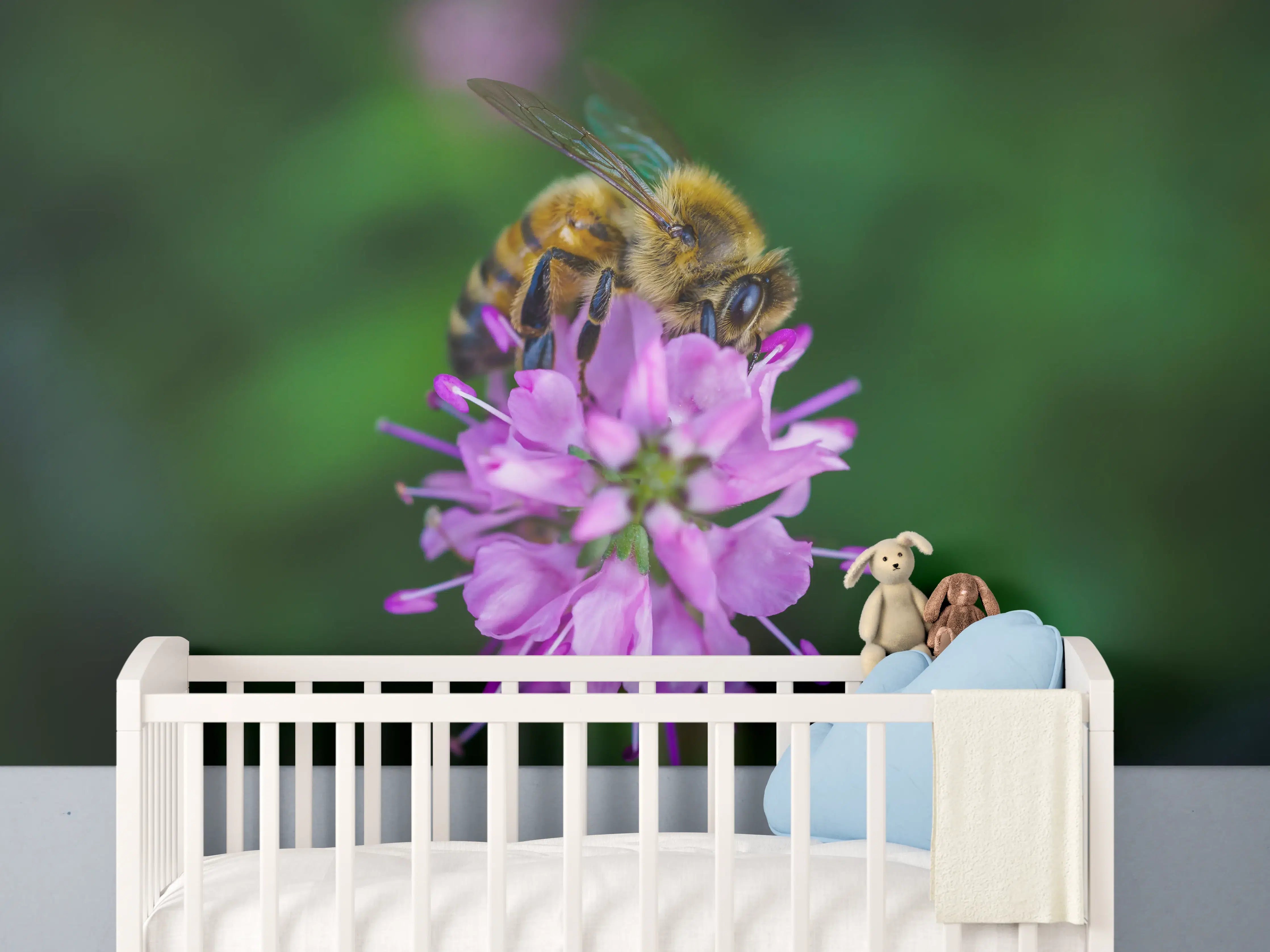 Babyzimmer Wandgestaltung - Biene auf lila Blüte